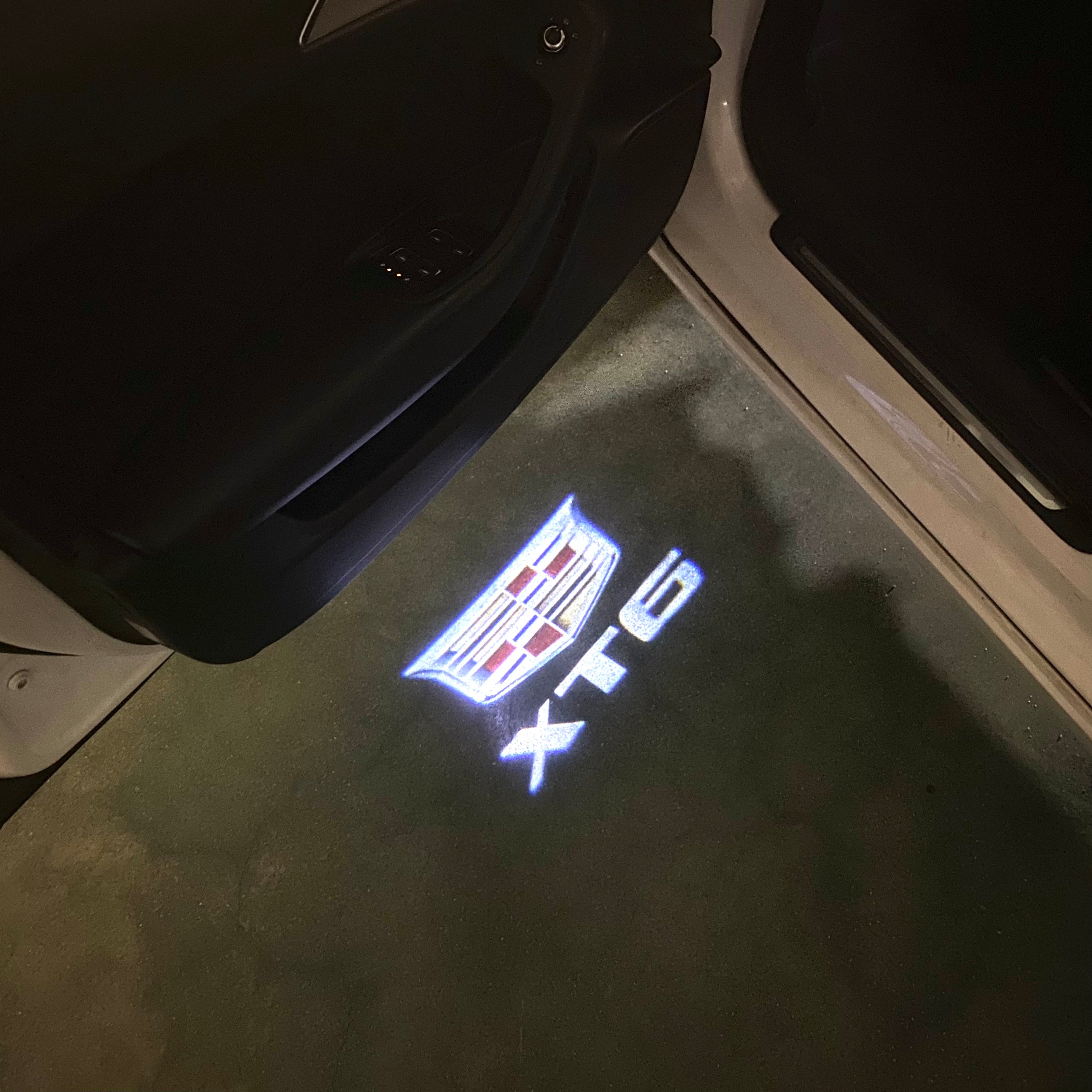 CADILLAC XT6 LOGO PROJECTOT LIGHTS Nr.2643 (quantity 1 = 2 Logo Films /2 door lights）