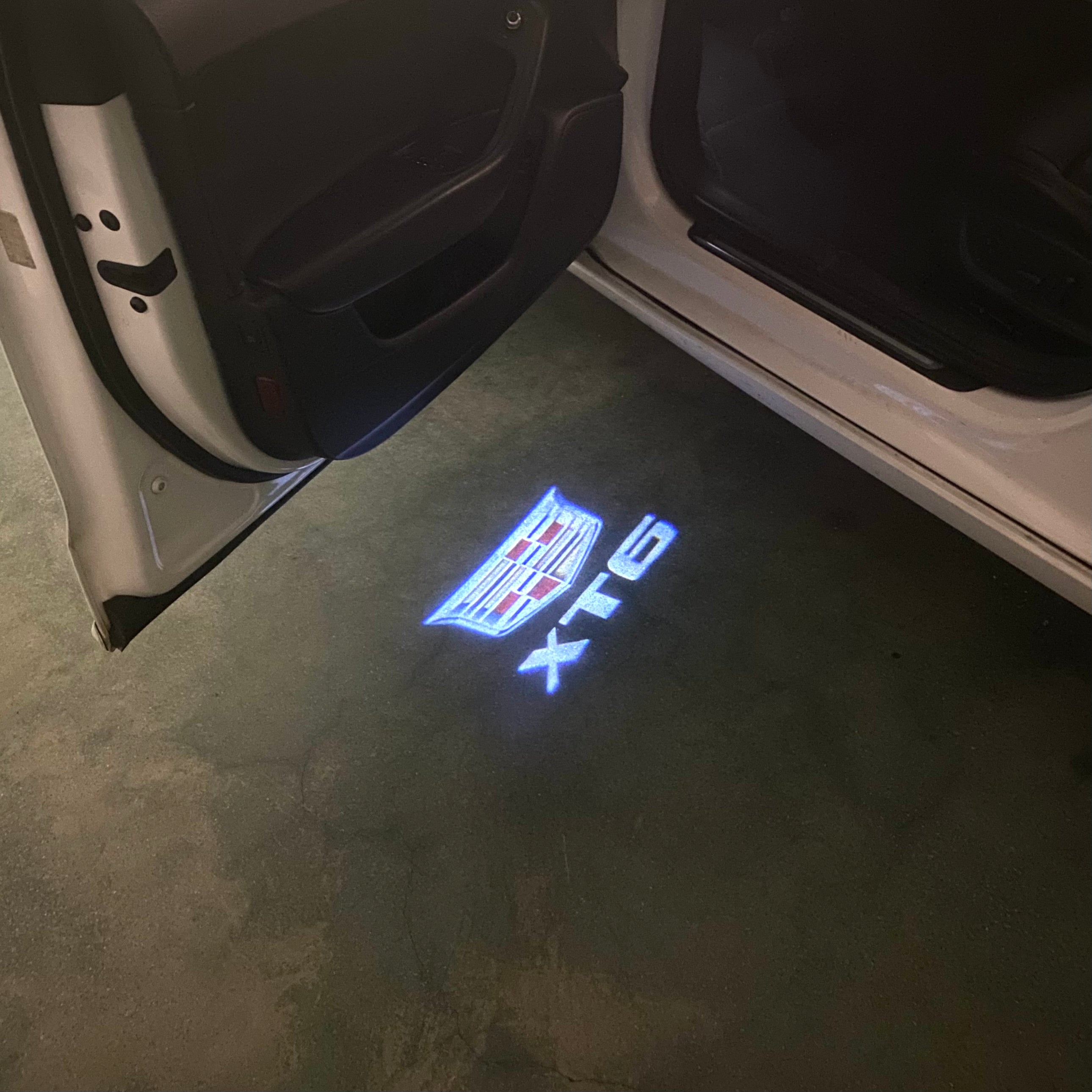 CADILLAC XT6 LOGO PROJECTOT LIGHTS Nr.2643 (quantity 1 = 2 Logo Films /2 door lights）