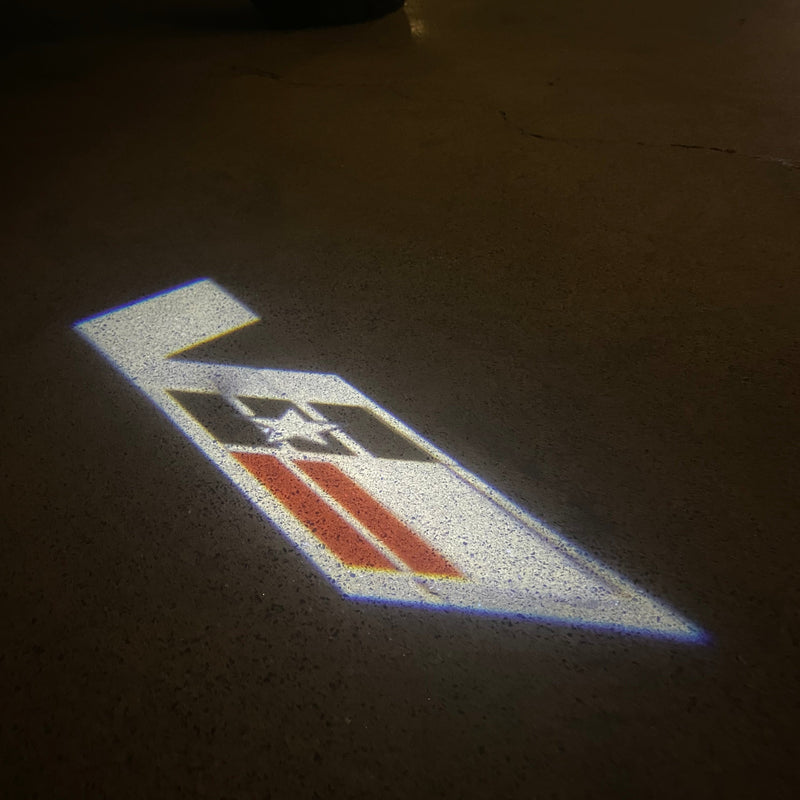 CADILLAC ORIGINAL LOGO PROJECTOT LIGHTS Nr.256 (Menge 1 = 2 Logofolien /2 Türleuchten） 