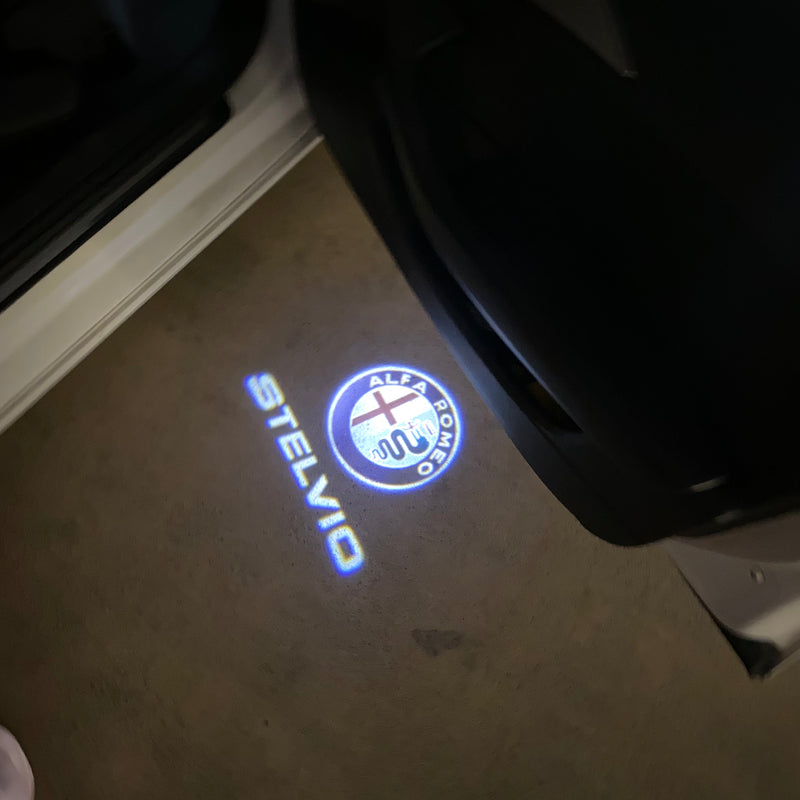 Alfa Romeo Stelvio LOGO PROJECTOT LIGHTS Nr.95 (Menge 1 = 2 Logofolie / 2 Türleuchten) 