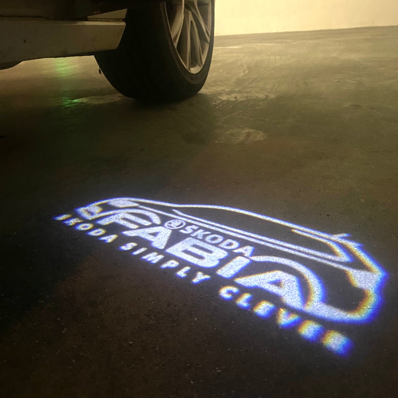 SKODA FABIA 6Y LOGO PROJECTOT LIGHTS Nr.19 (Menge 1 = 2 Logofolien /2 Türleuchten）