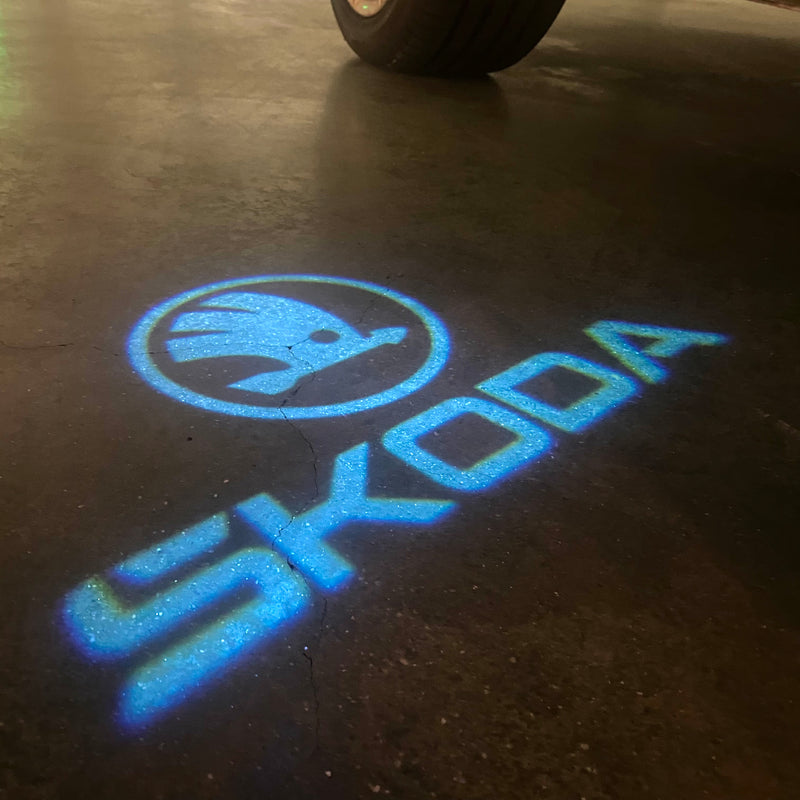 SKODA ORIGINAL LOGO PROJECTOT LIGHTS Nr.867 (Menge 1 = 2 Logofolie / 2 Türleuchten)