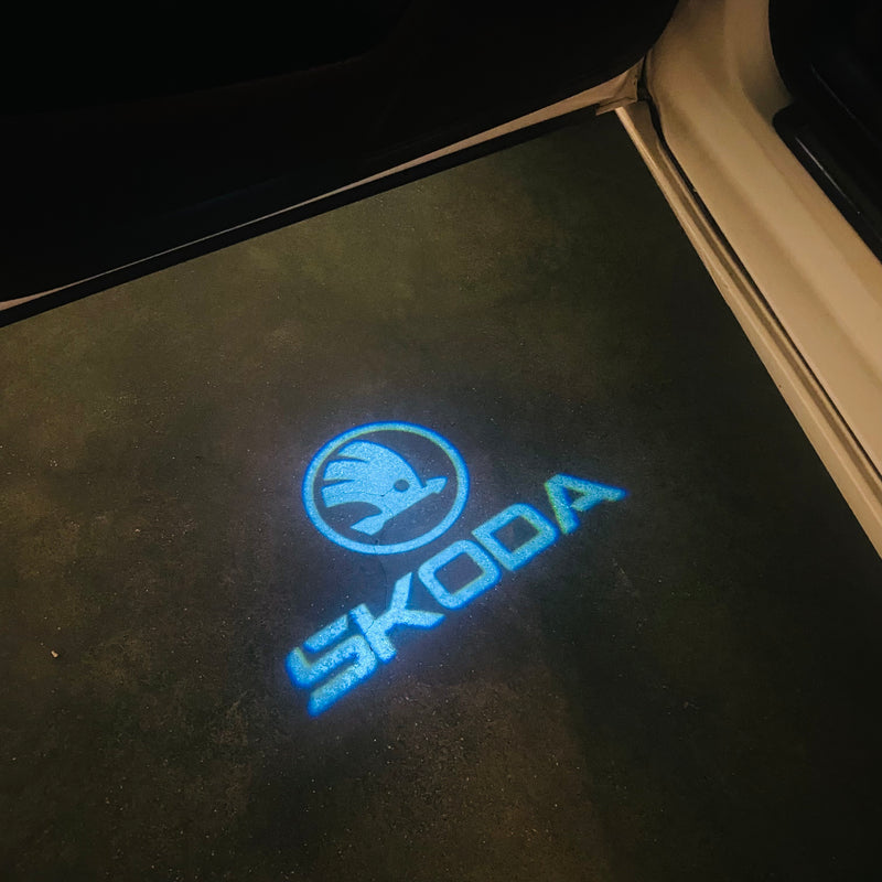 SKODA ORIGINAL LOGO PROJECTOT LIGHTS Nr.867(quantità 1 = 2 pellicole logo / 2 luci porta)