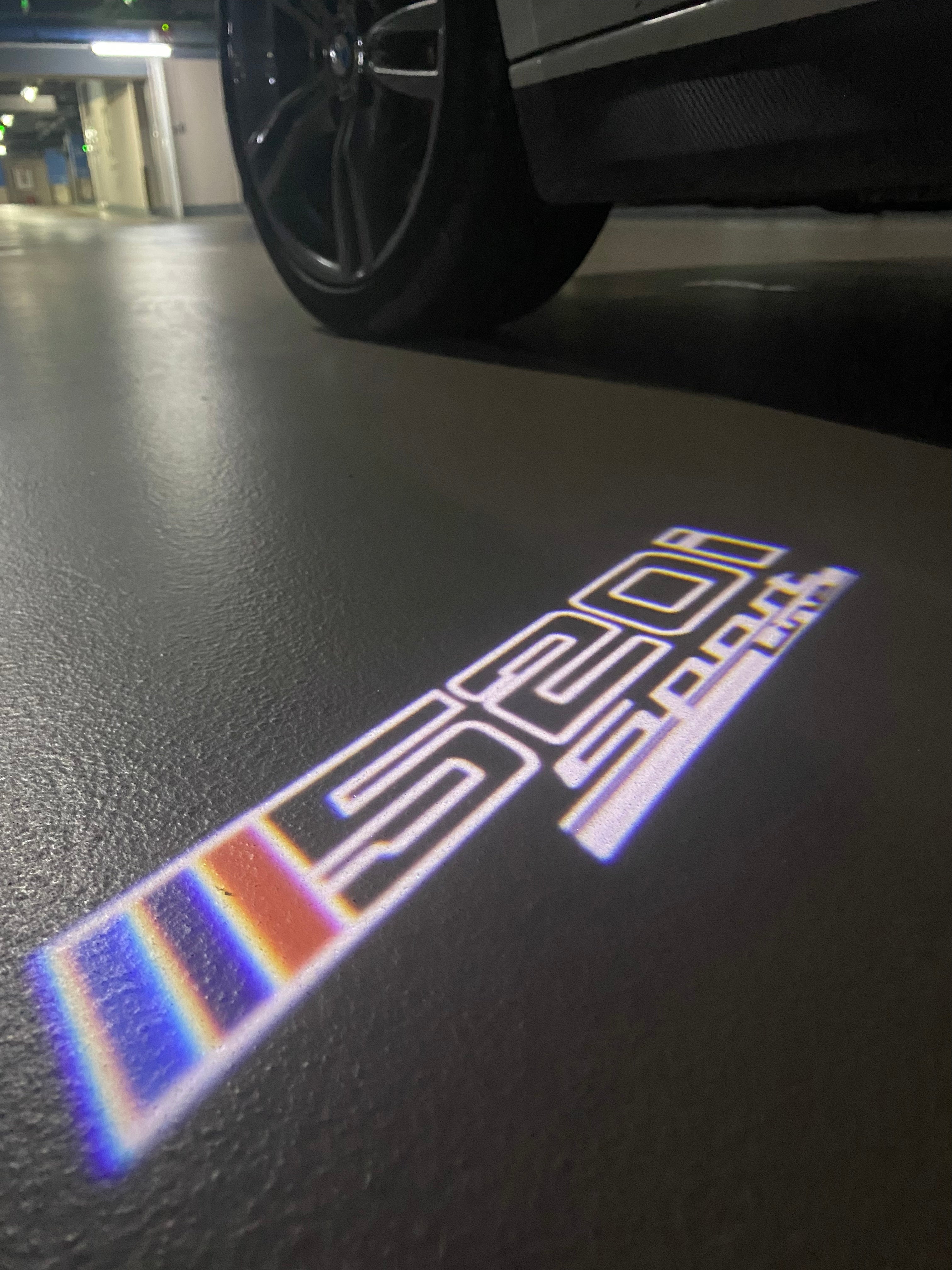 BMW  5 SERIES 520 i    LOGO PROJECTOT LIGHTS (quantity 1 = 1 sets/2 door lights)Nr.bmw00320