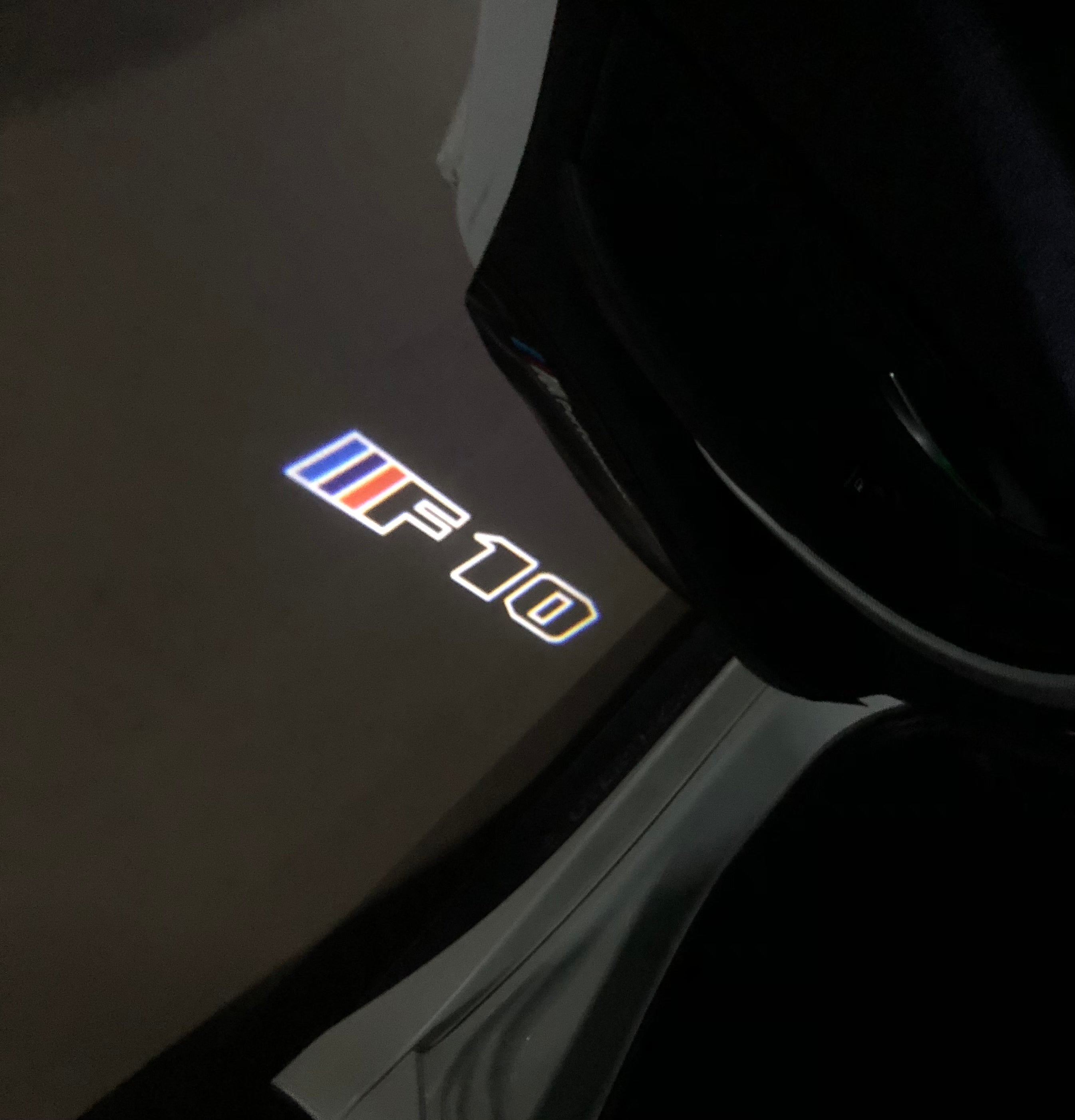 BMW  5 SERIES F10    LOGO PROJECTOT LIGHTS (quantity 1 = 1 sets/2 door lights)Nr.bmw00227