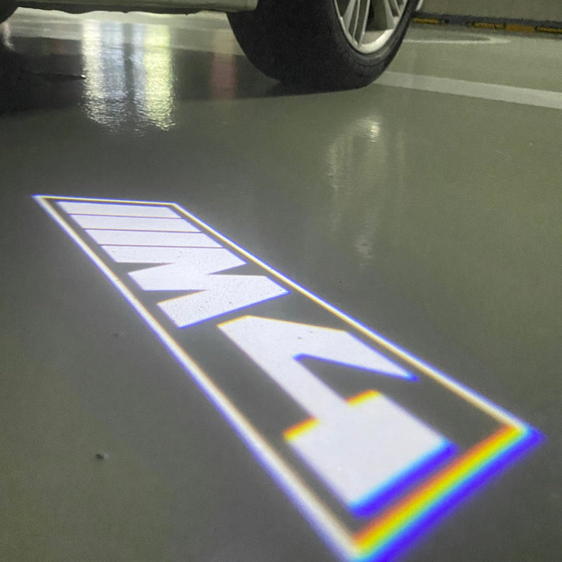 BMW M4 LOGO PROJECTOT LIGHTS Nr.6024 (Menge 1 = 1 Satz/2 Türleuchten)