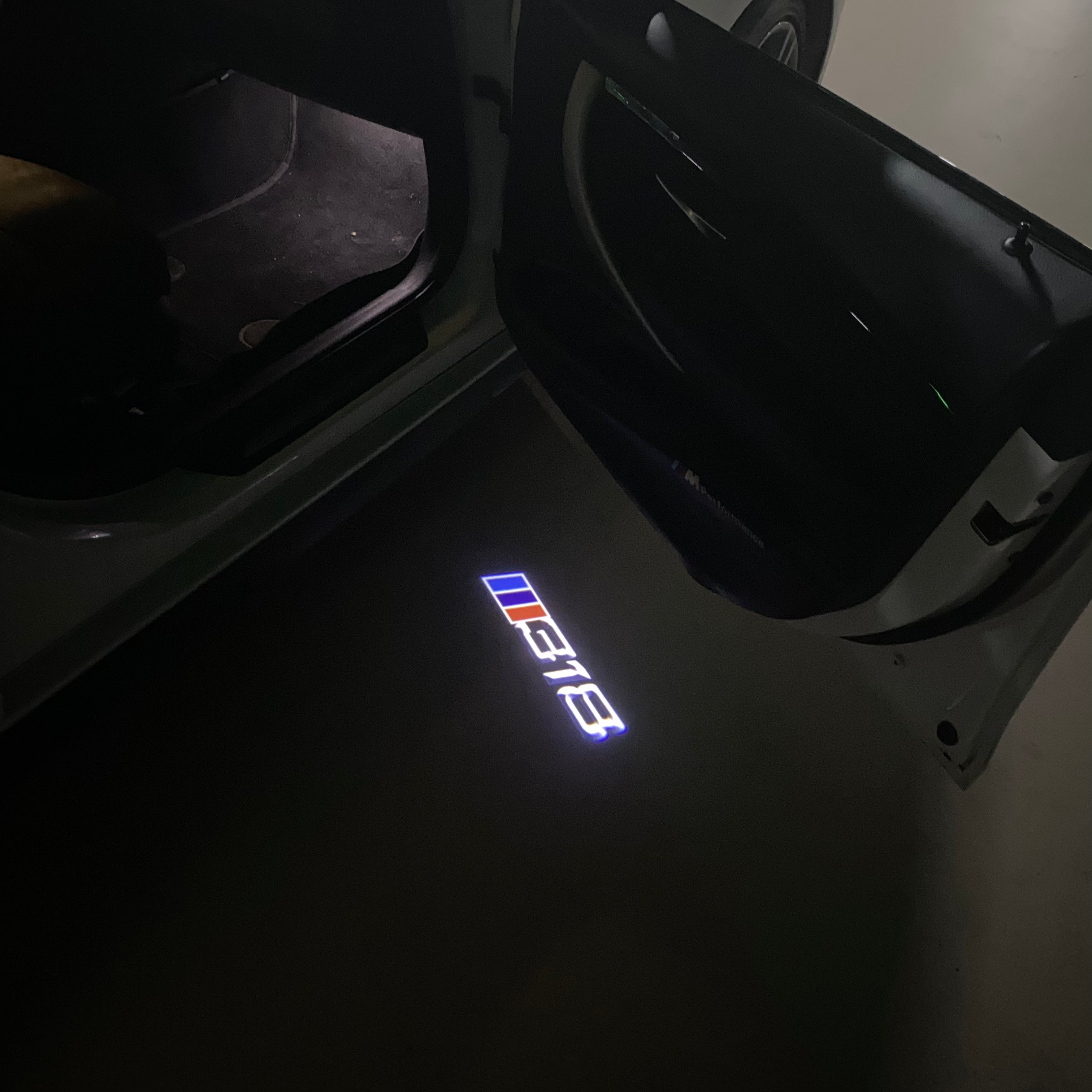 BMW 3 SERIES 318   LOGO PROJECTOT LIGHTS (quantity 1 = 1 sets/2 door lights)Nr.bmw00380