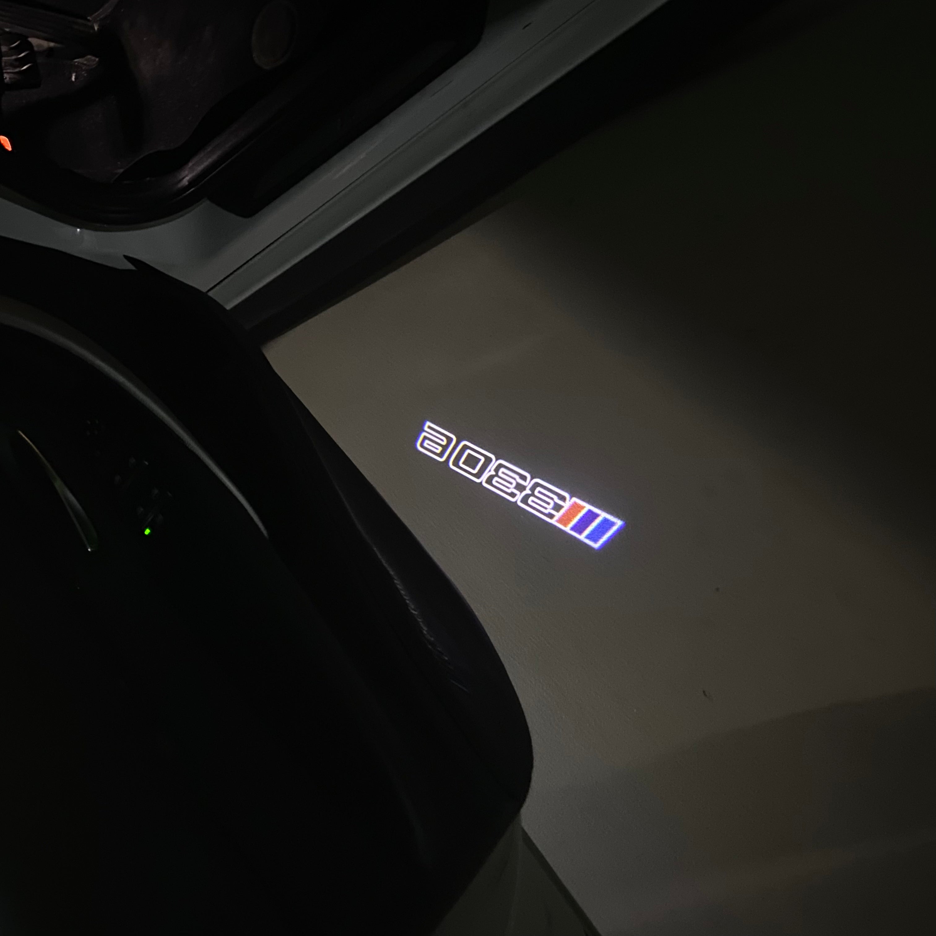 BMW 3 SERIES 330e  LOGO PROJECTOT LIGHTS (quantity 1 = 1 sets/2 door lights)Nr.bmw00396