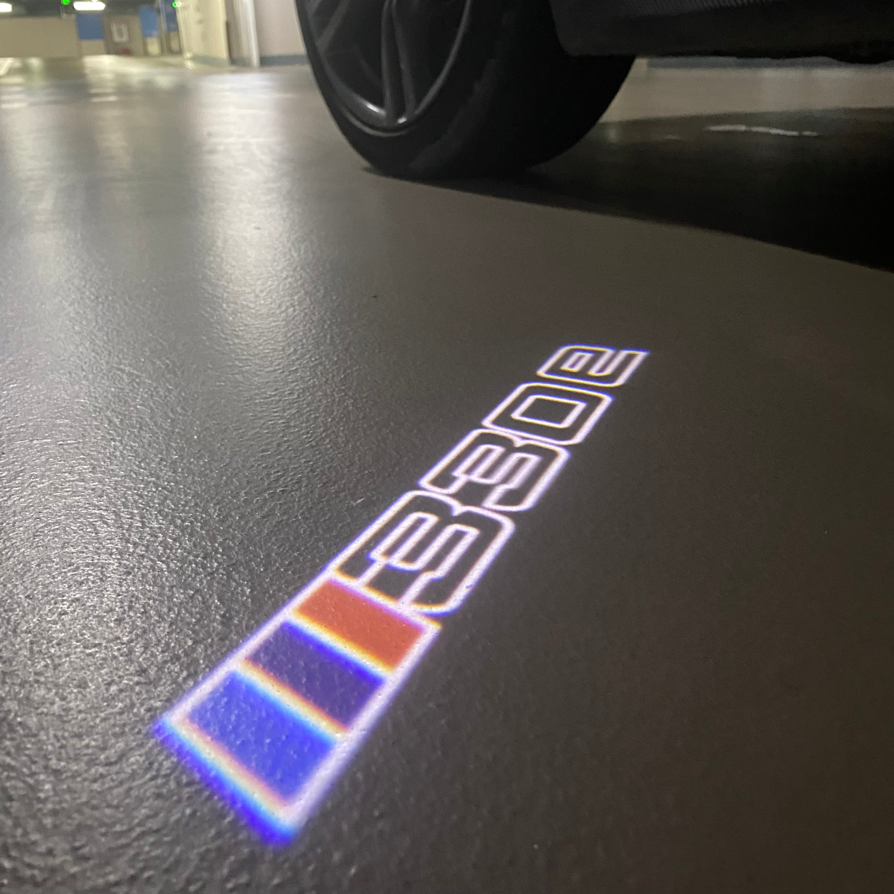 BMW 3 SERIES 330e  LOGO PROJECTOT LIGHTS (quantity 1 = 1 sets/2 door lights)Nr.bmw00396