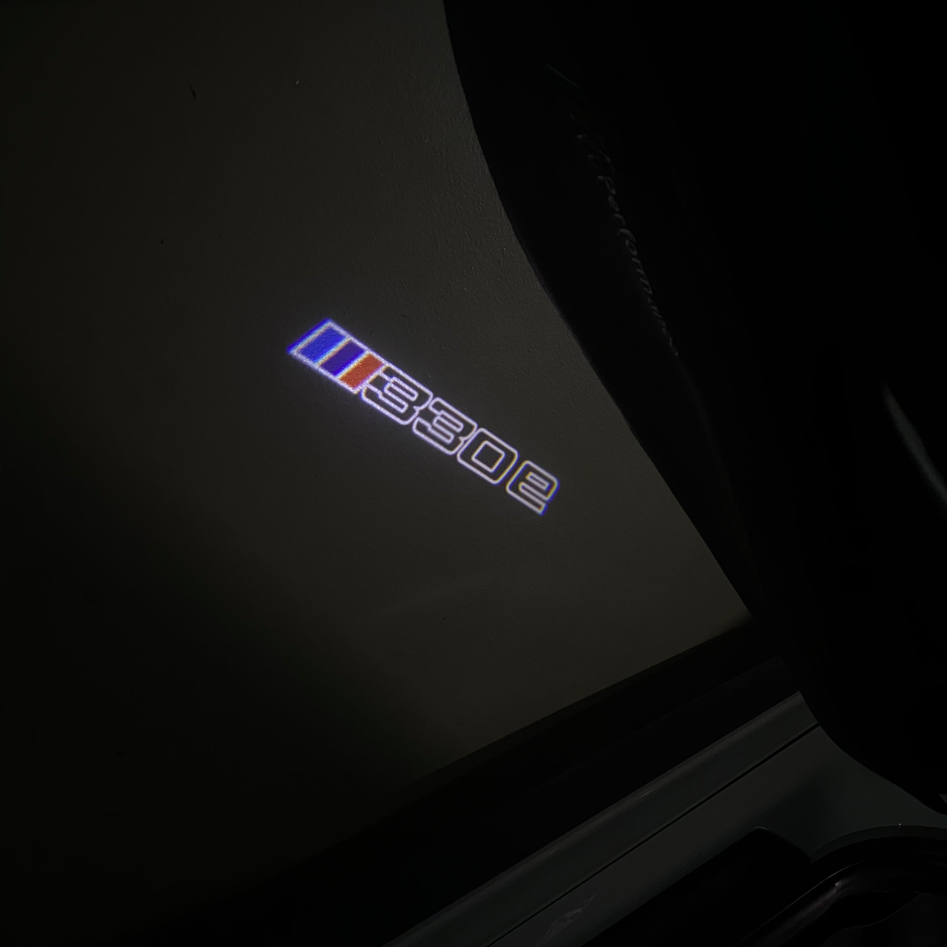 BMW 3 SERIES 330e  LOGO PROJECTOT LIGHTS (quantity 1 = 1 sets/2 door lights)Nr.bmw00396