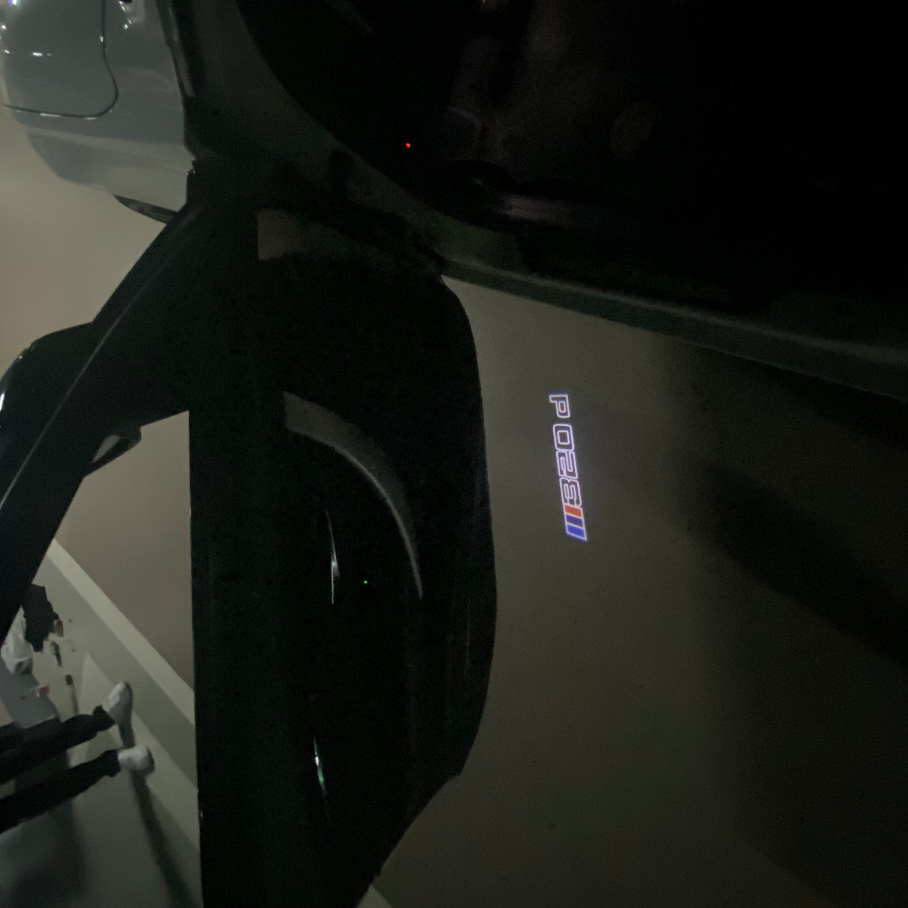 BMW 3 SERIES 320 d  LOGO PROJECTOT LIGHTS (quantity 1 = 1 sets/2 door lights)Nr.bmw00397