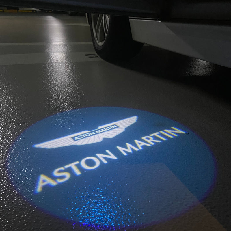 ASTON MARTIN ORIGINAL LOGO PROJECTOT LIGHTS Nr.27001 (quantità 1 = 2 pellicole logo /2 luci porta 