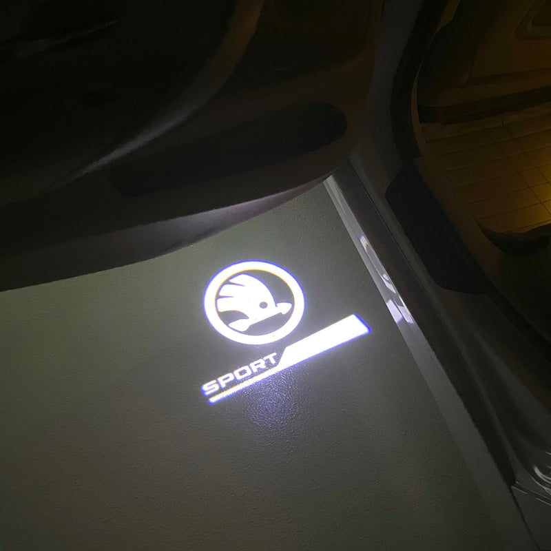 SKODA SPORT LINE LOGO PROJECTOT LIGHTS Nr.06 (Menge 1 = 2 Logofolie / 2 Türleuchten)