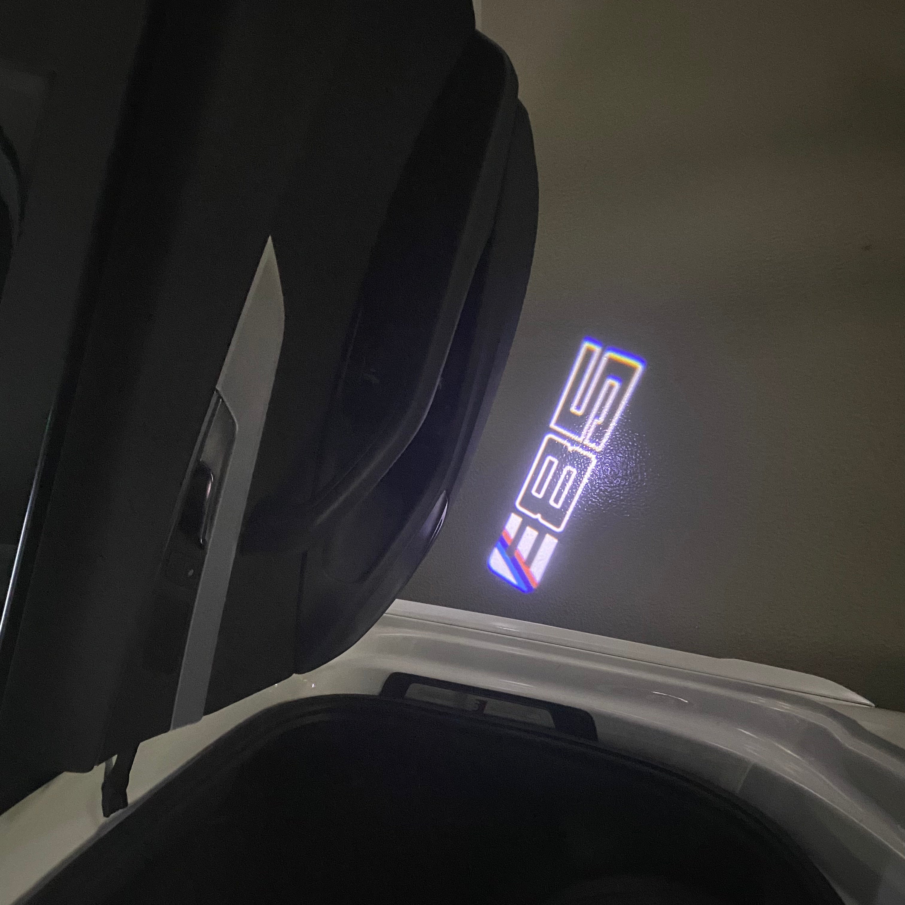 BMW Z4 E85  LOGO PROJECTOT LIGHTS (quantity 1 = 1 sets/2 door lights)Nr.bmw00141