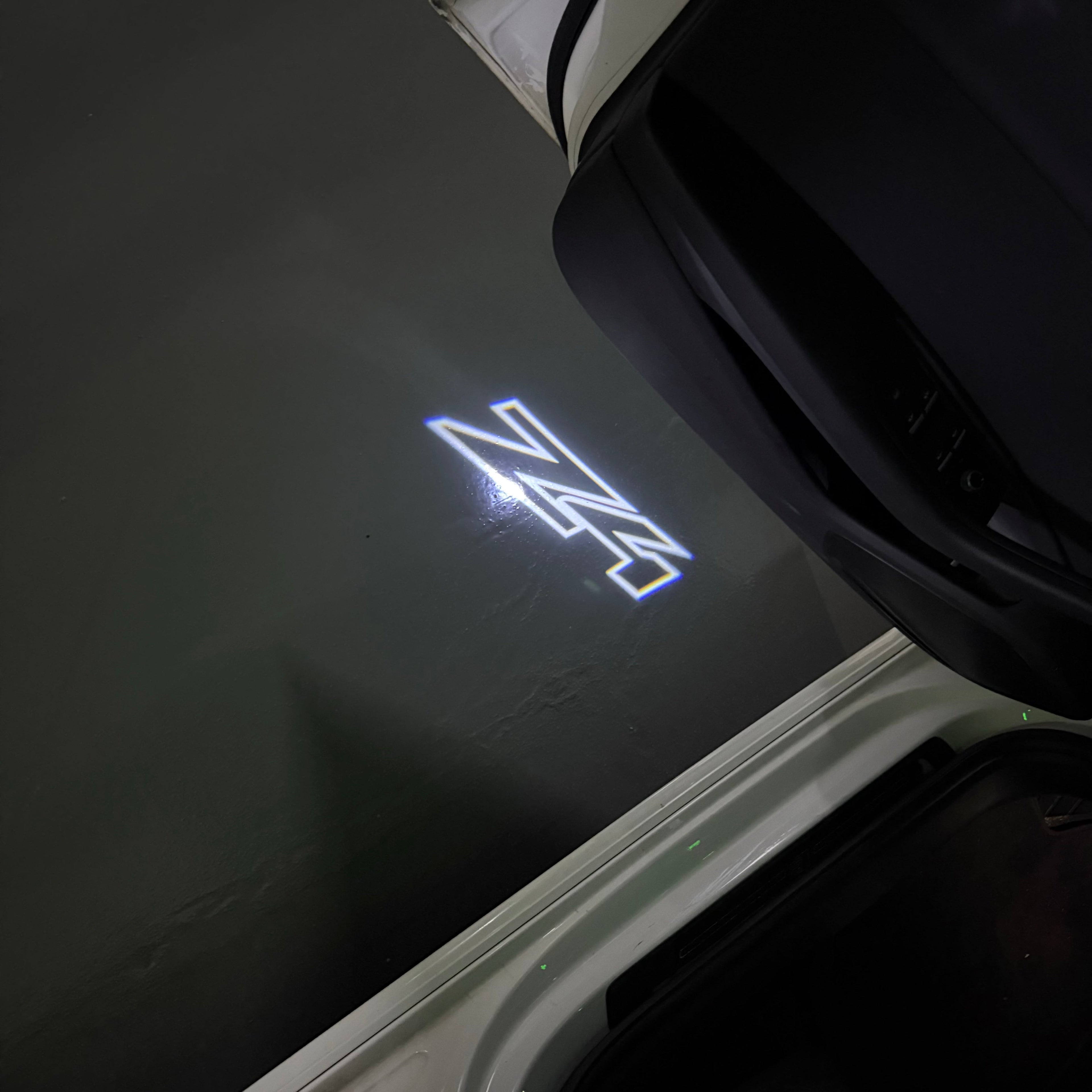 BMW  Z4  LOGO PROJECTOT LIGHTS (quantity 1 = 1 sets/2 door lights)Nr.bmw00148