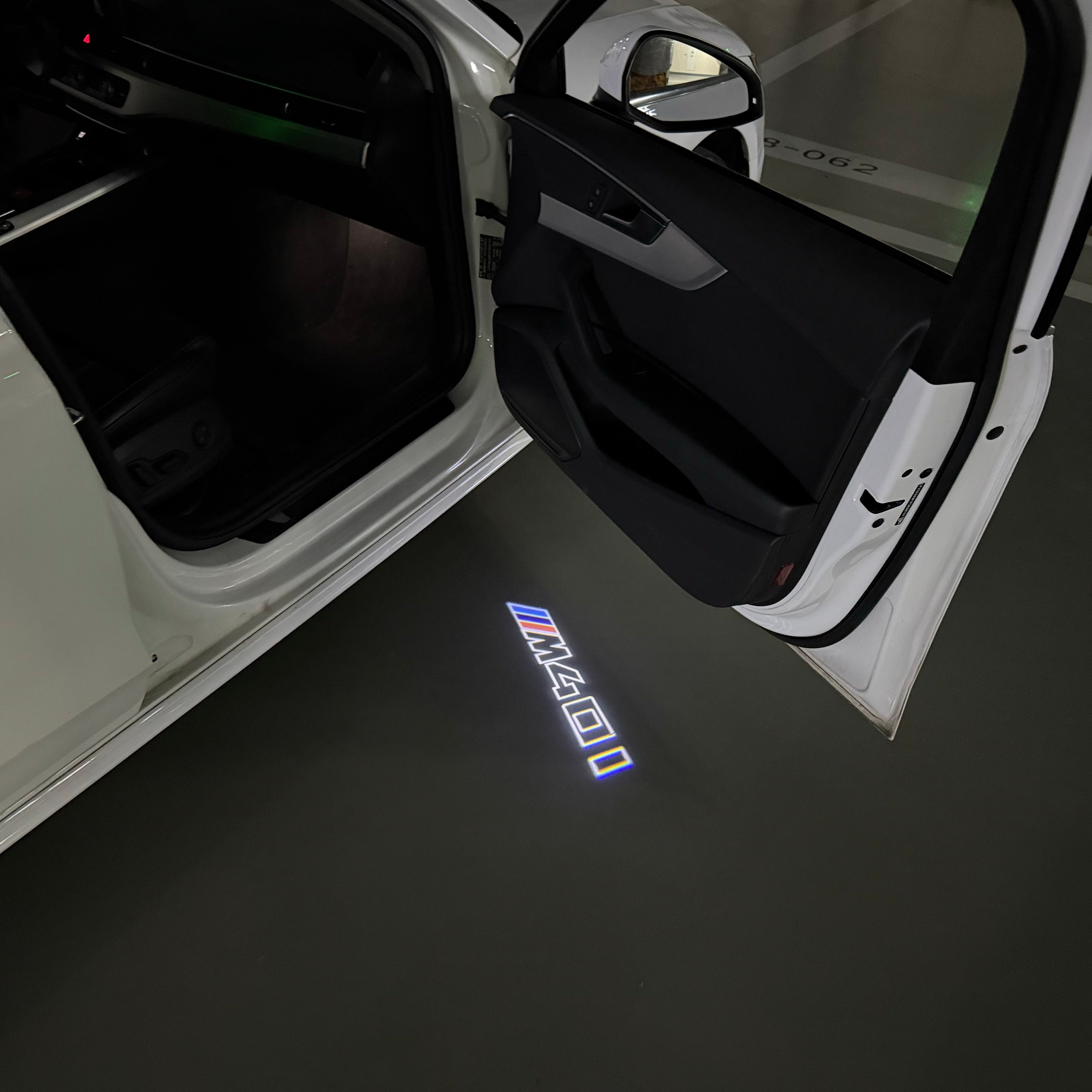 BMW Z4 M40  LOGO PROJECTOT LIGHTS (quantity 1 = 1 sets/2 door lights)Nr.bmw00150