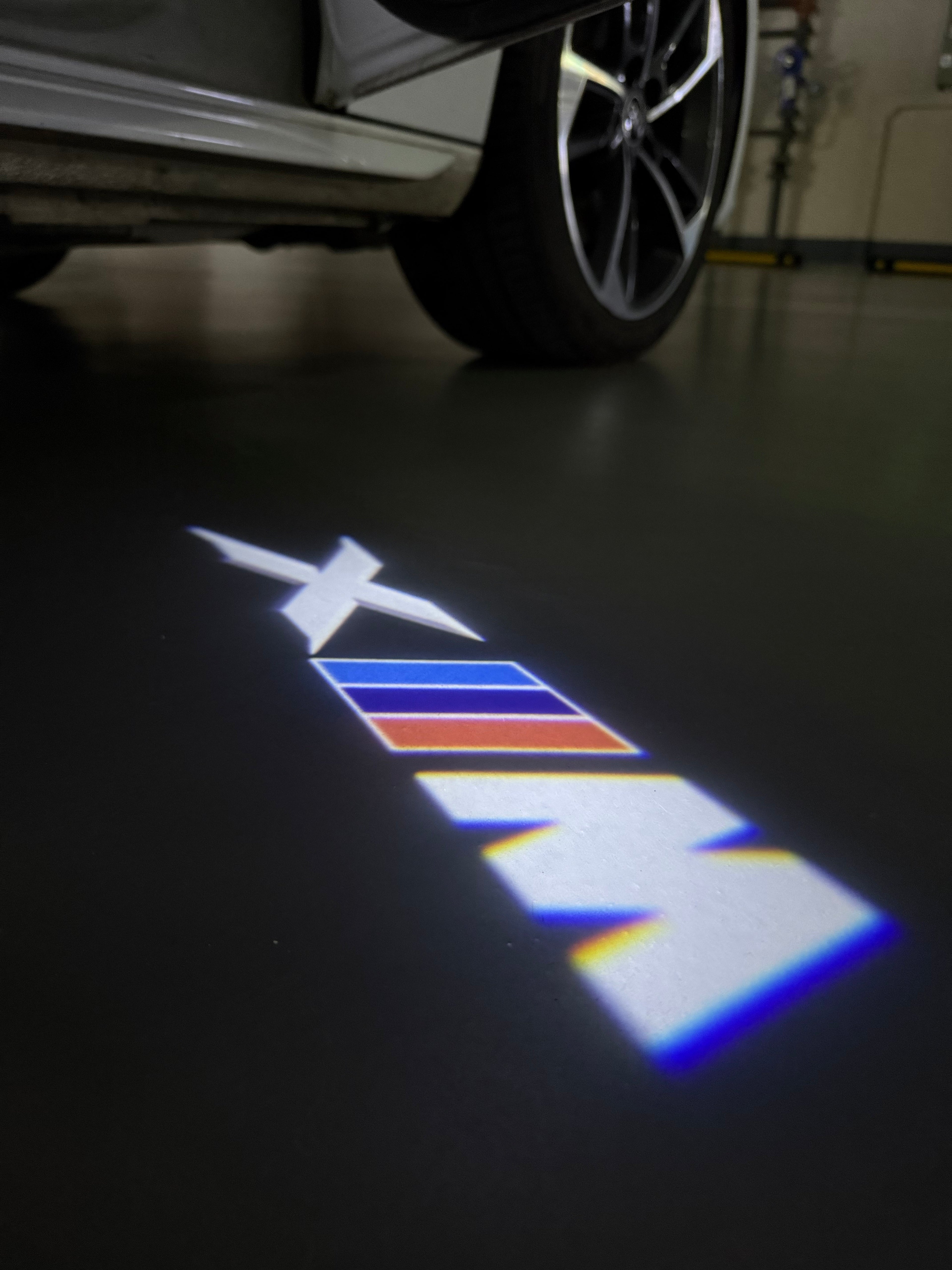 BMW XM    LOGO PROJECTOT LIGHTS (quantity 1 = 1 sets/2 door lights)Nr.bmw00161