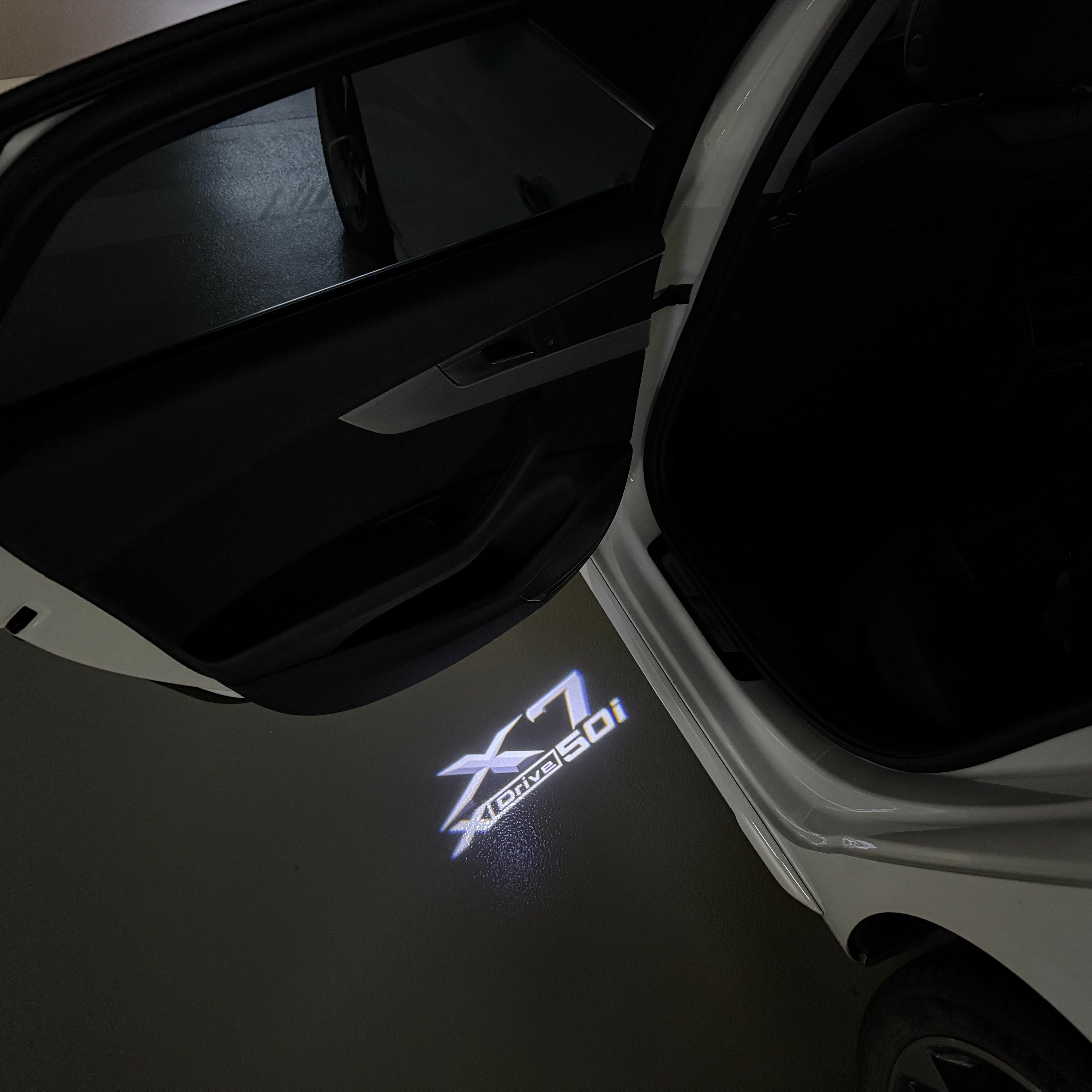 BMW X7 Xdrive 50i  LOGO PROJECTOT LIGHTS (quantity 1 = 1 sets/2 door lights)Nr.bmw00173