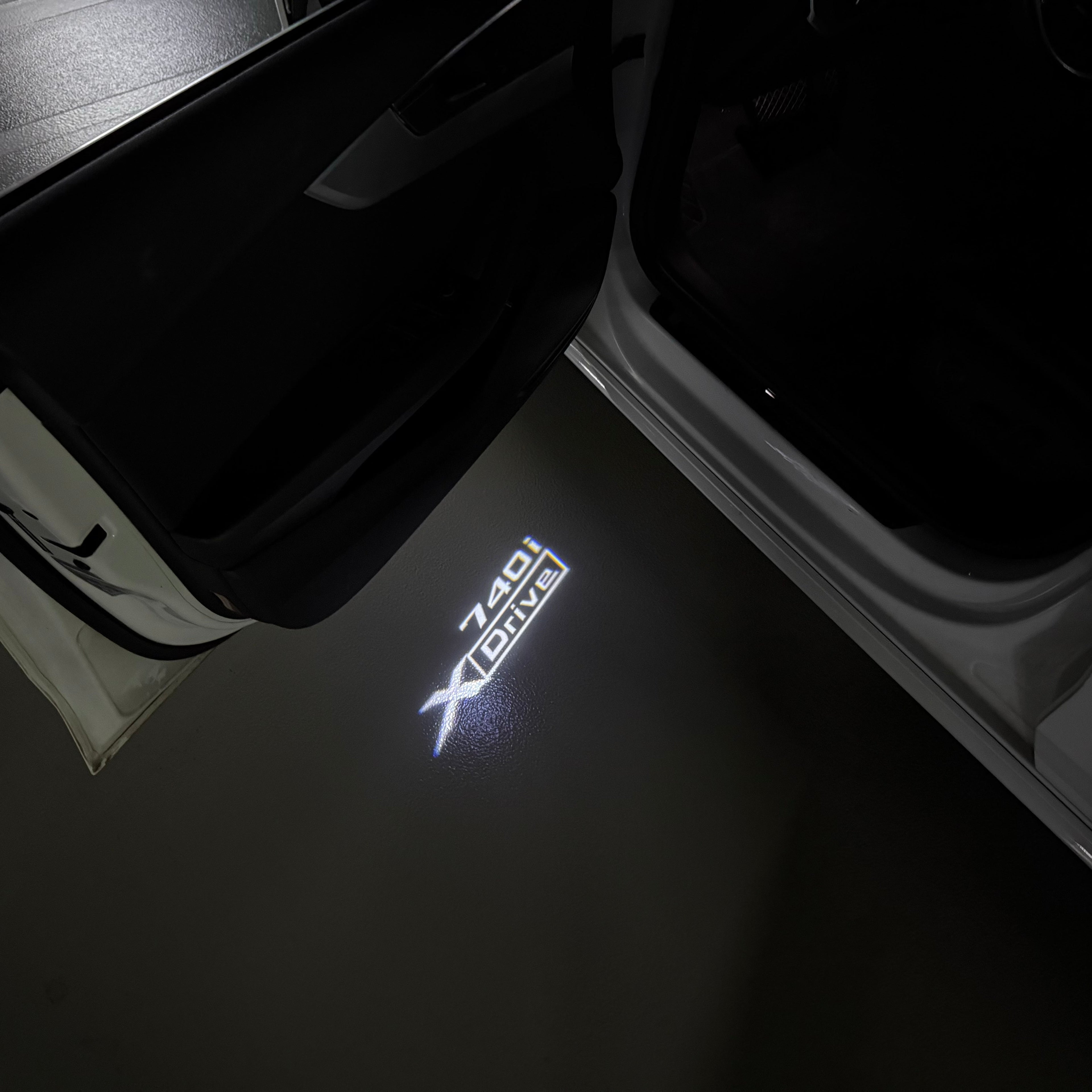 BMW  7 SERIES 740 i  LOGO PROJECTOT LIGHTS (quantity 1 = 1 sets/2 door lights)Nr.bmw00369