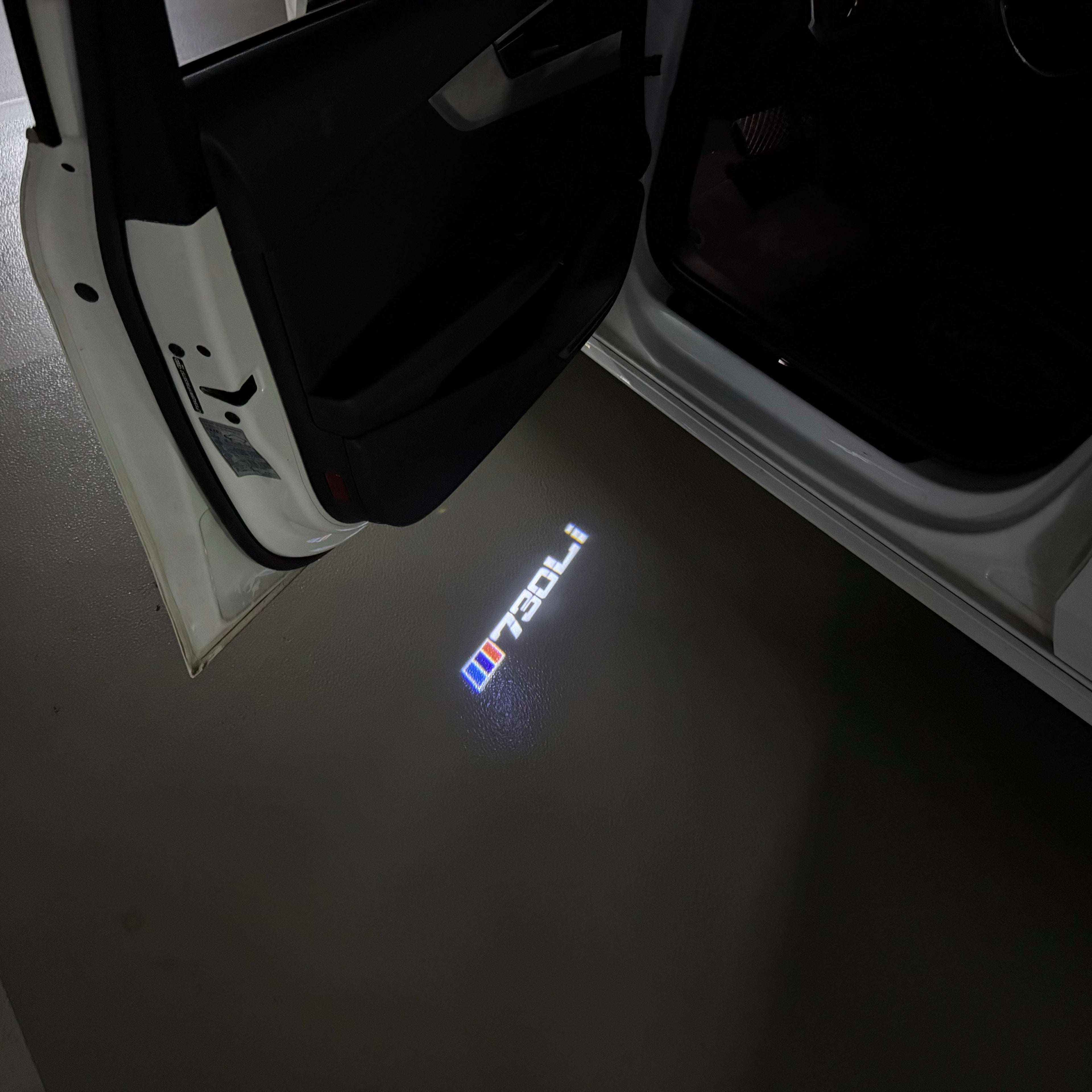 BMW  7 SERIES 730 Li  LOGO PROJECTOT LIGHTS (quantity 1 = 1 sets/2 door lights)Nr.bmw00371
