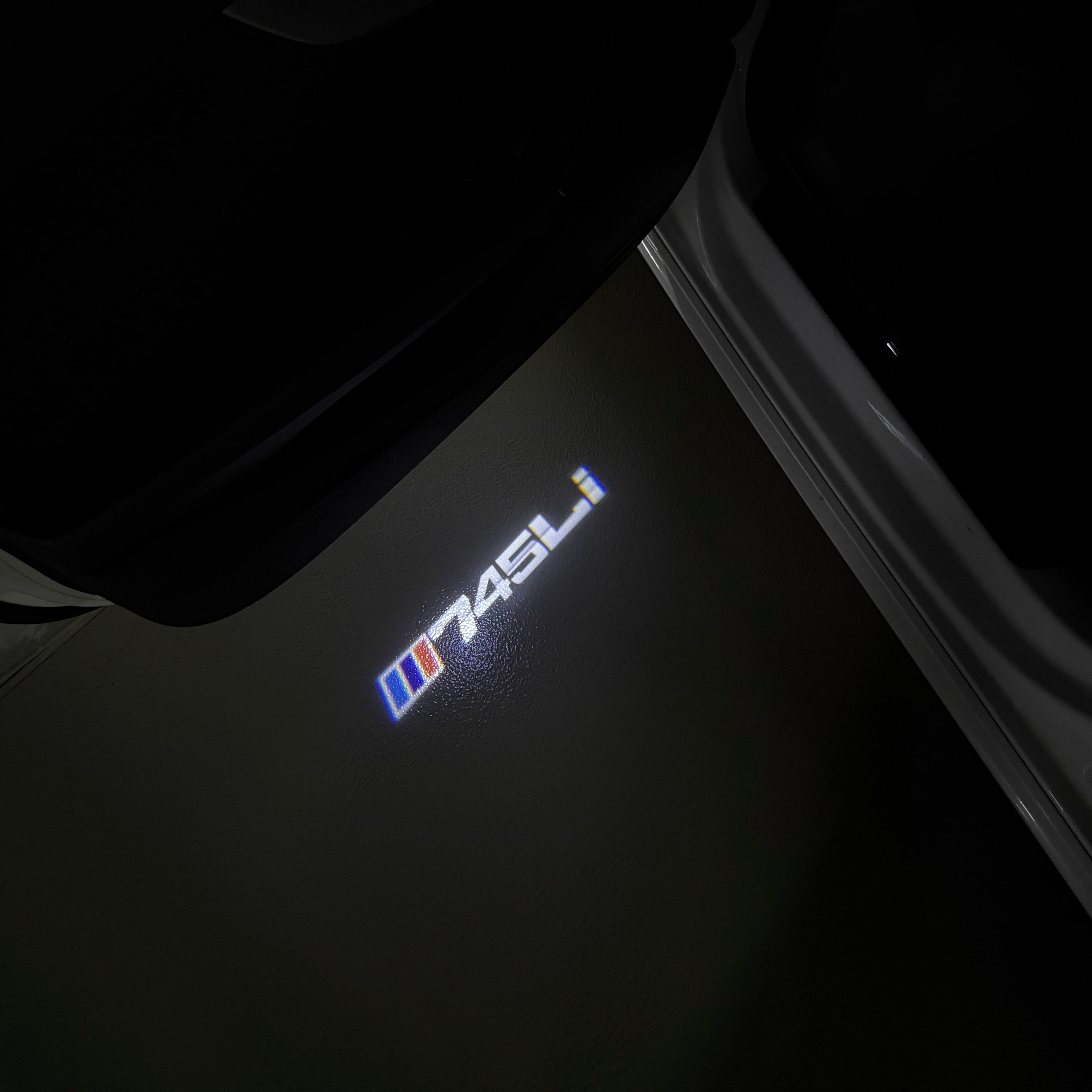 BMW  7 SERIES 745 Li  LOGO PROJECTOT LIGHTS (quantity 1 = 1 sets/2 door lights)Nr.bmw00335