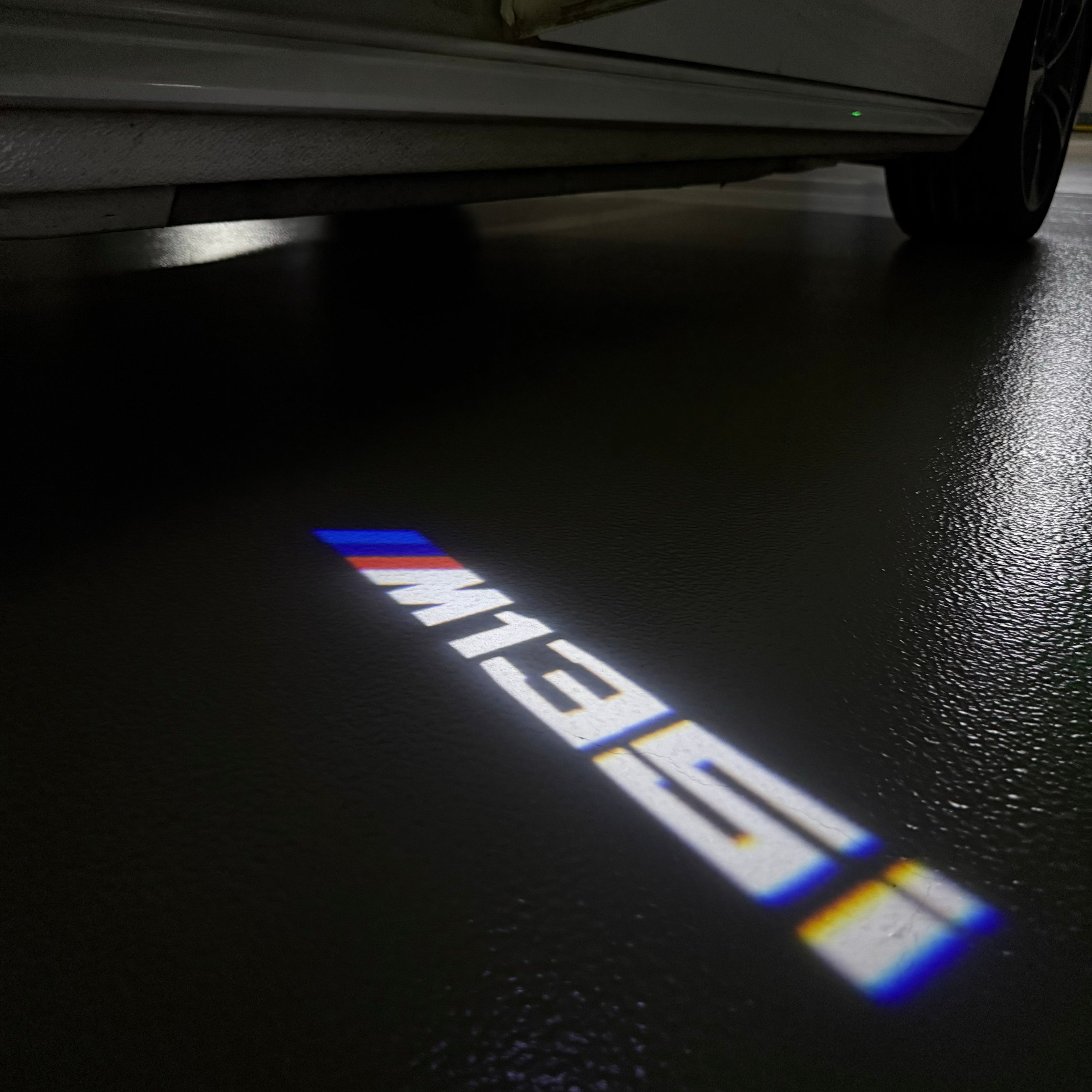 BMW  1 SERIES  M135   LOGO PROJECTOT LIGHTS (quantity 1 = 1 sets/2 door lights)Nr.bmw00378