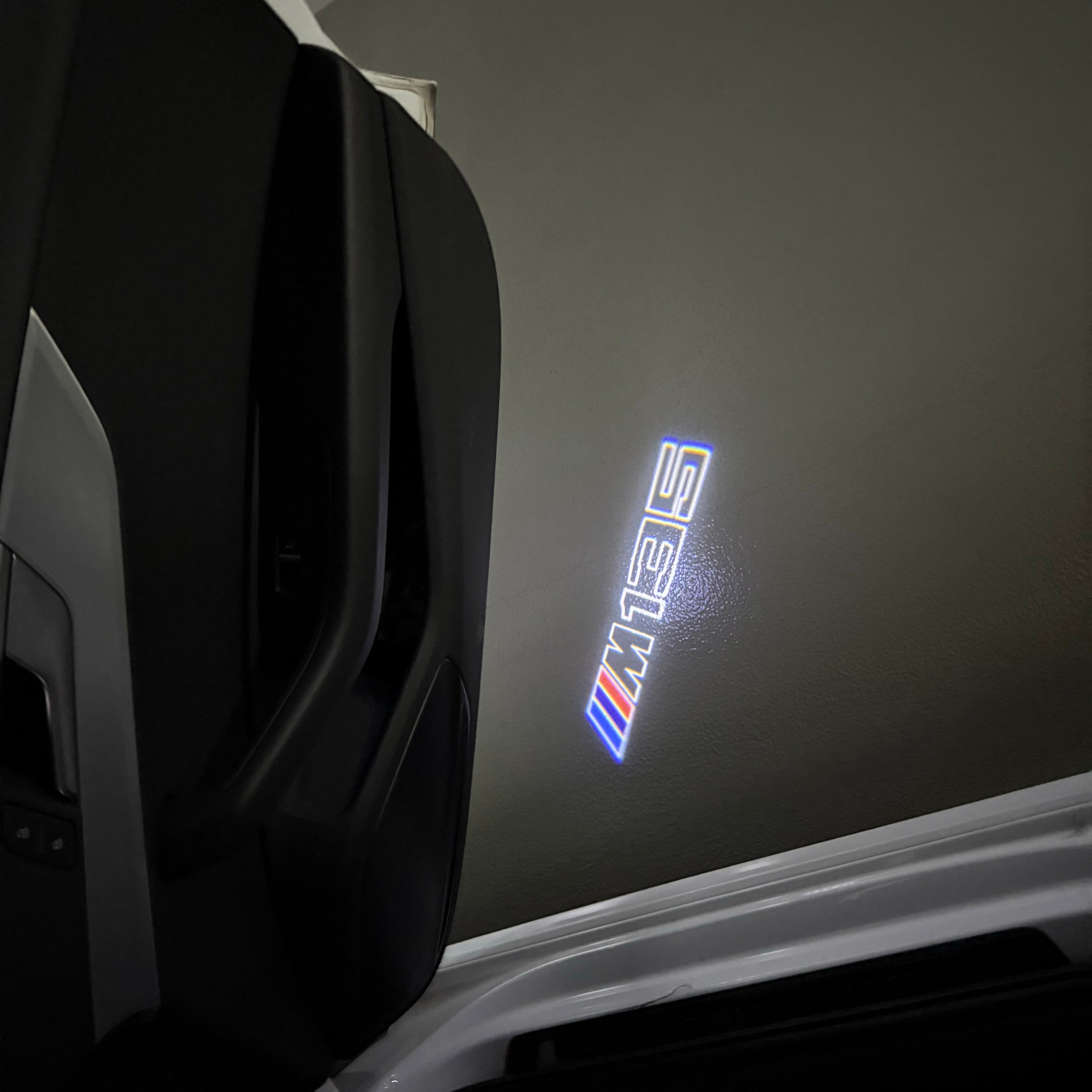 BMW  1 SERIES  M135   LOGO PROJECTOT LIGHTS (quantity 1 = 1 sets/2 door lights)Nr.bmw00126
