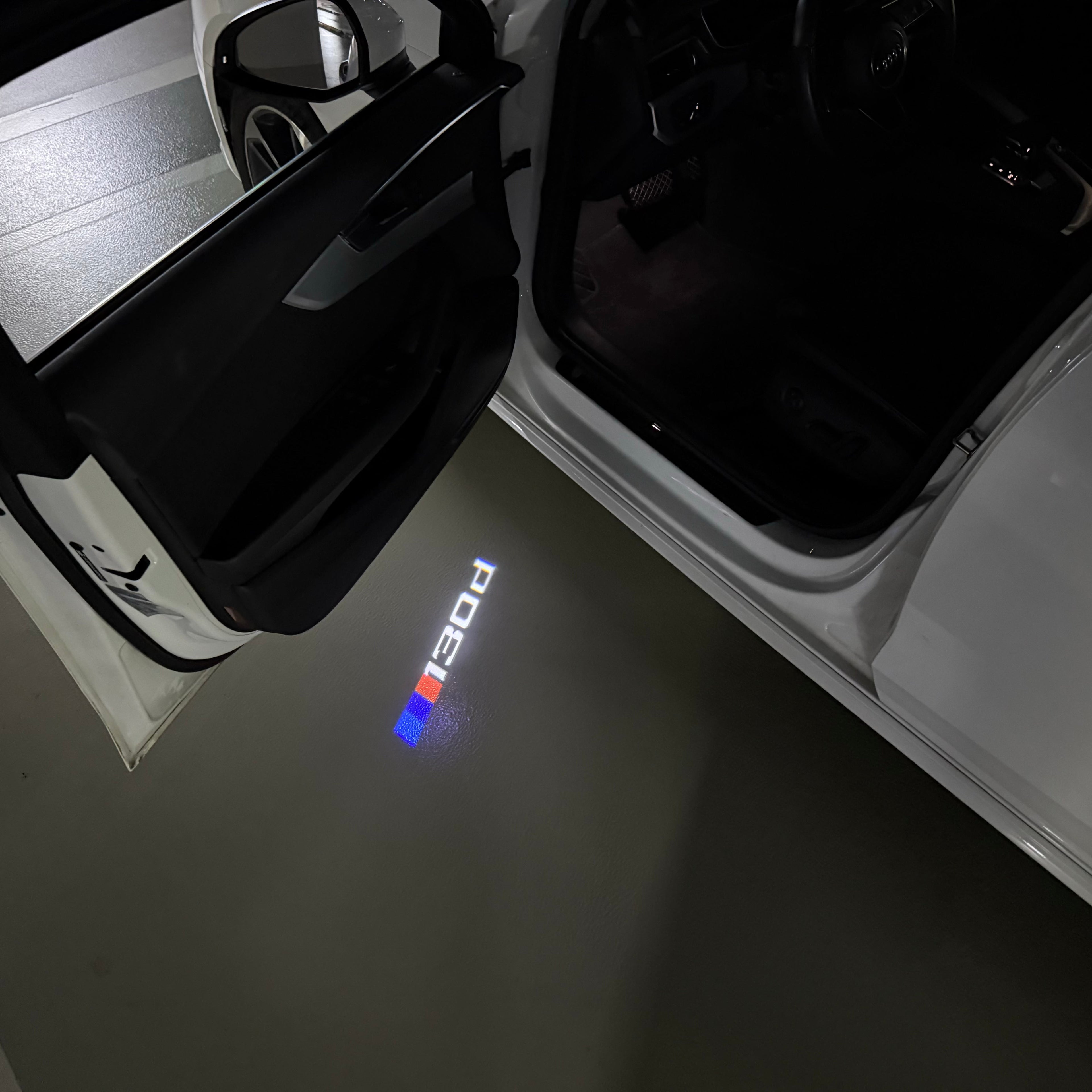 BMW 1 SERIES  130    LOGO PROJECTOT LIGHTS (quantity 1 = 1 sets/2 door lights)Nr.bmw00127