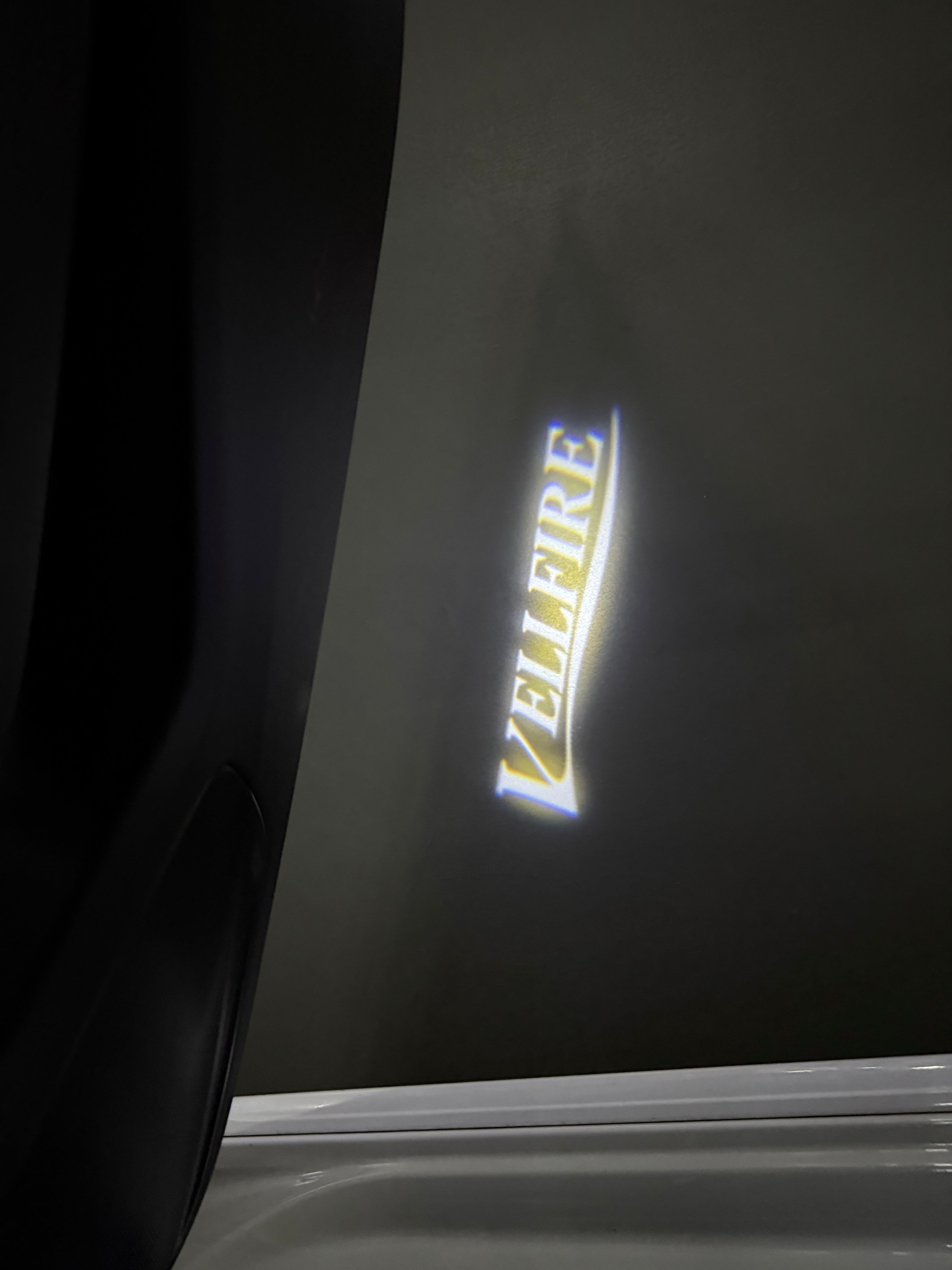 Toyota  VELLFIRE LOGO PROJECROTR LIGHTS Nr.02 (quantity 1 = 1 sets/2 door lights)T81