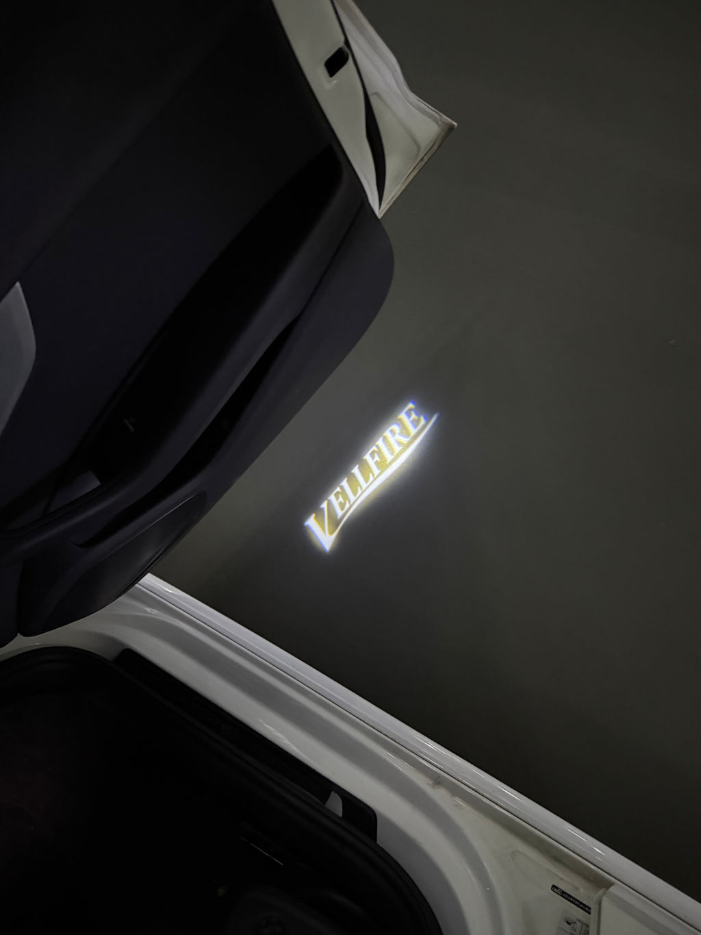 Toyota  VELLFIRE LOGO PROJECROTR LIGHTS Nr.02 (quantity 1 = 1 sets/2 door lights)T81