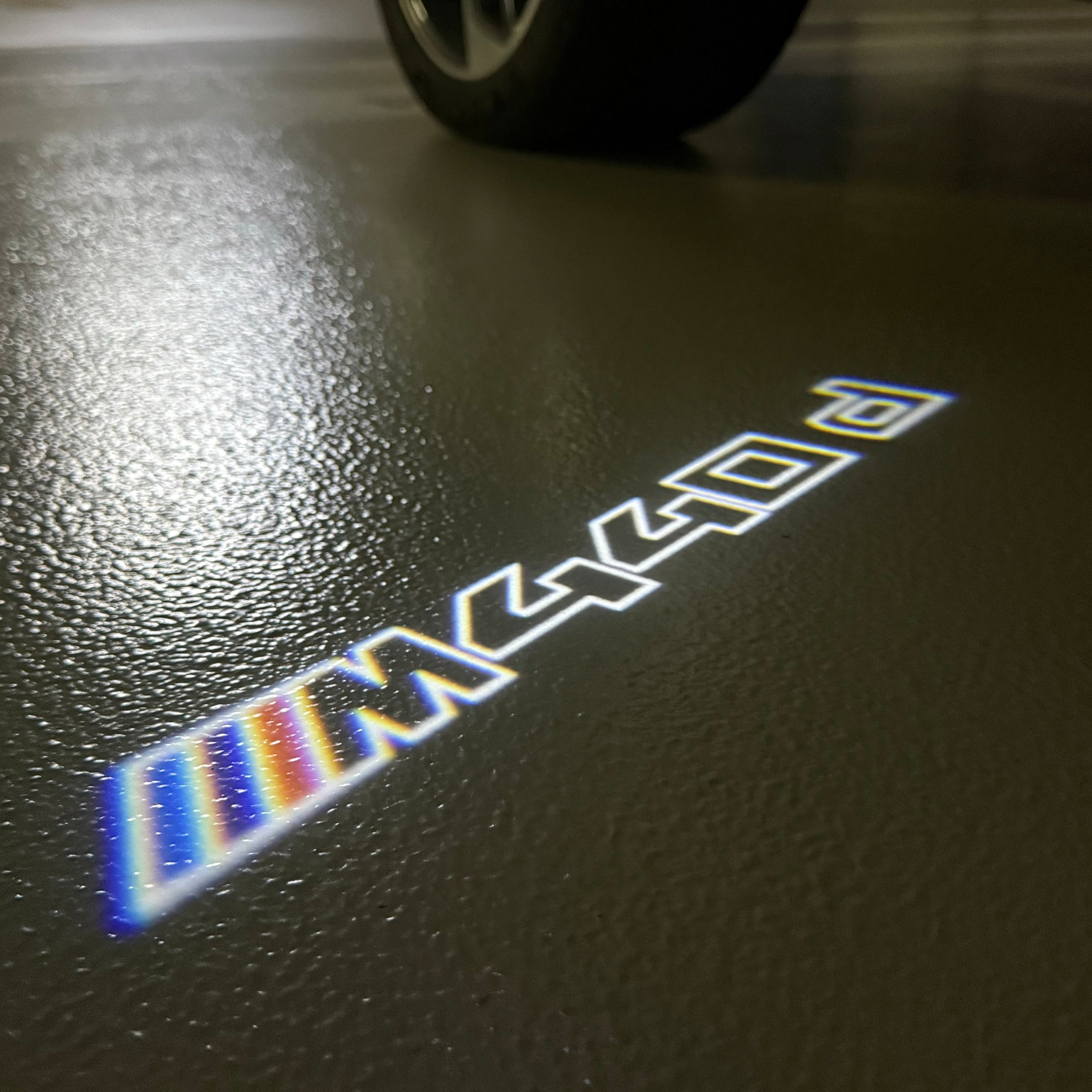 BMW  4  SERIES M440 d  LOGO PROJECTOT LIGHTS (quantity 1 = 1 sets/2 door lights)Nr.bmw00185