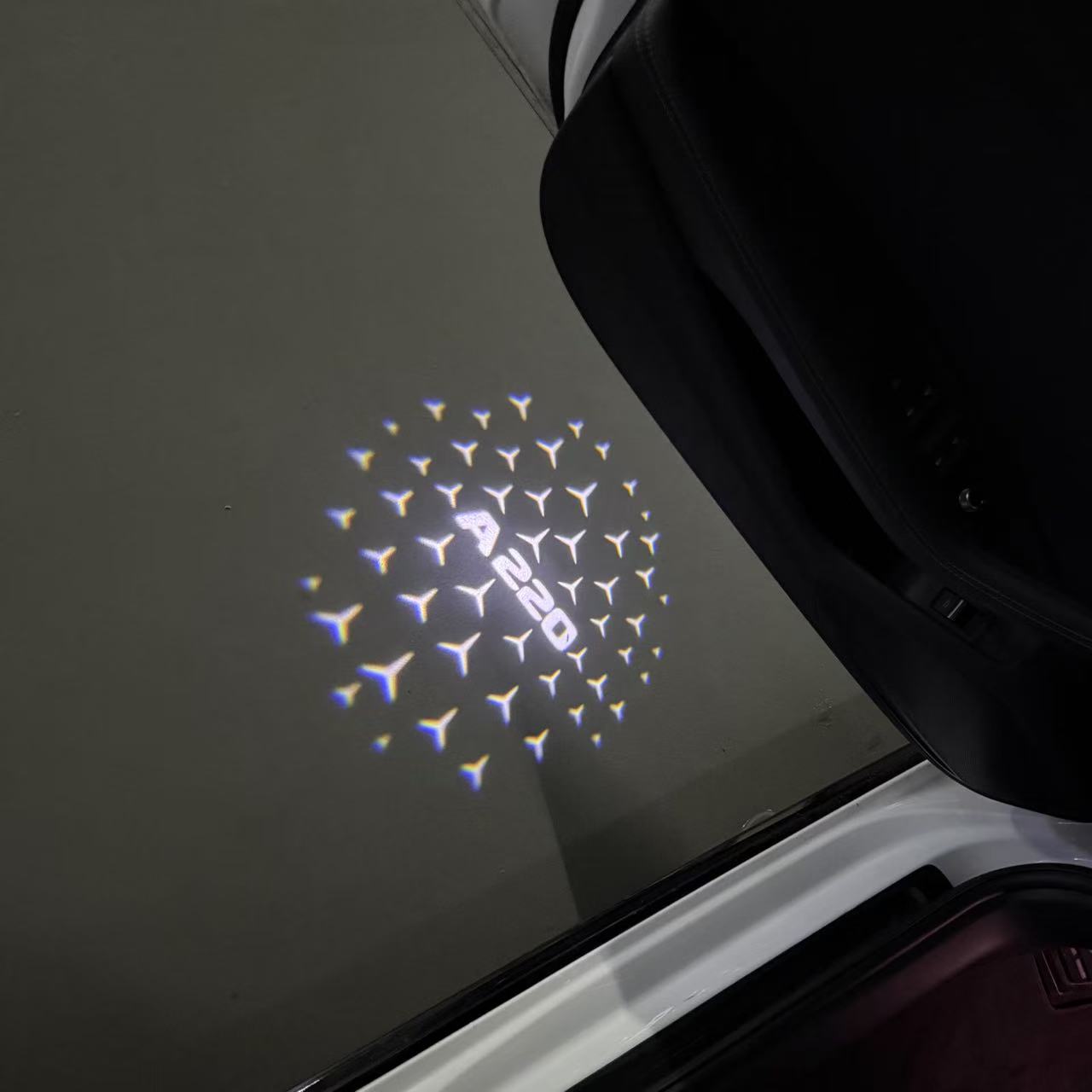 MERCEDES BENZ A200 LOGO PROJECTOT LIGHTS  (quantity 1 = 1 set /2 door lights with 2 logo films)Nr.02M032