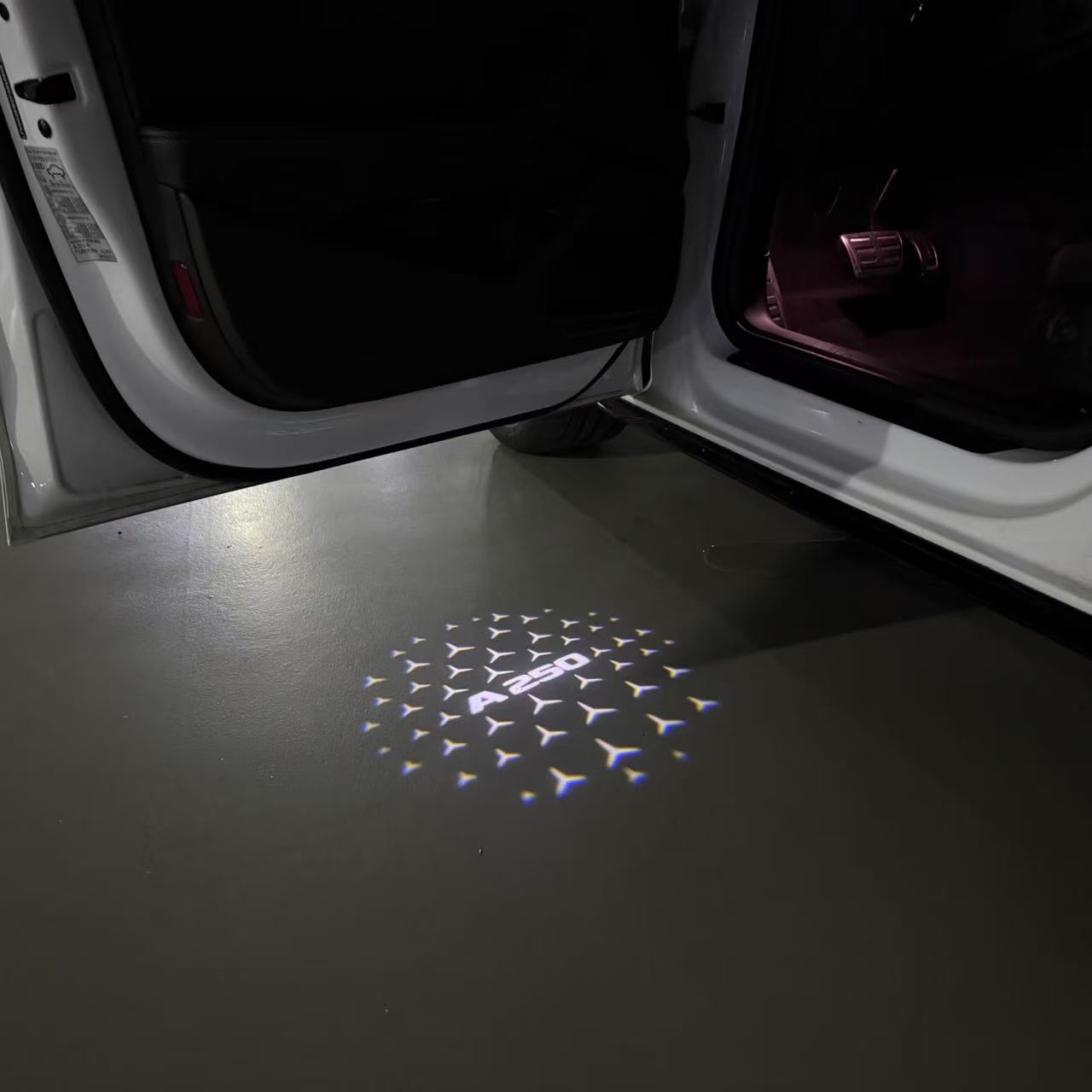 MERCEDES BENZ A250 LOGO PROJECTOT LIGHTS  (quantity 1 = 1 set /2 door lights with 2 logo films)Nr.02M029