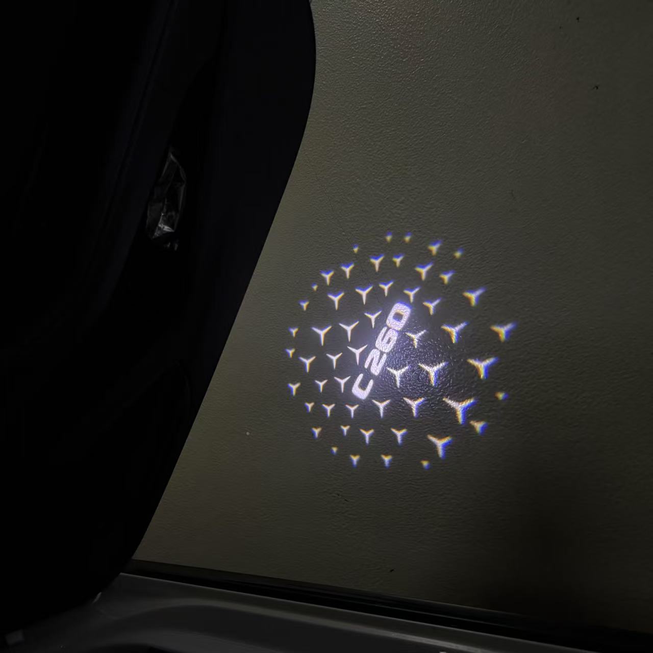 MERCEDES BENZ C260 LOGO PROJECTOT LIGHTS  (quantity 1 = 1 set /2 door lights with 2 logo films)Nr.02M55