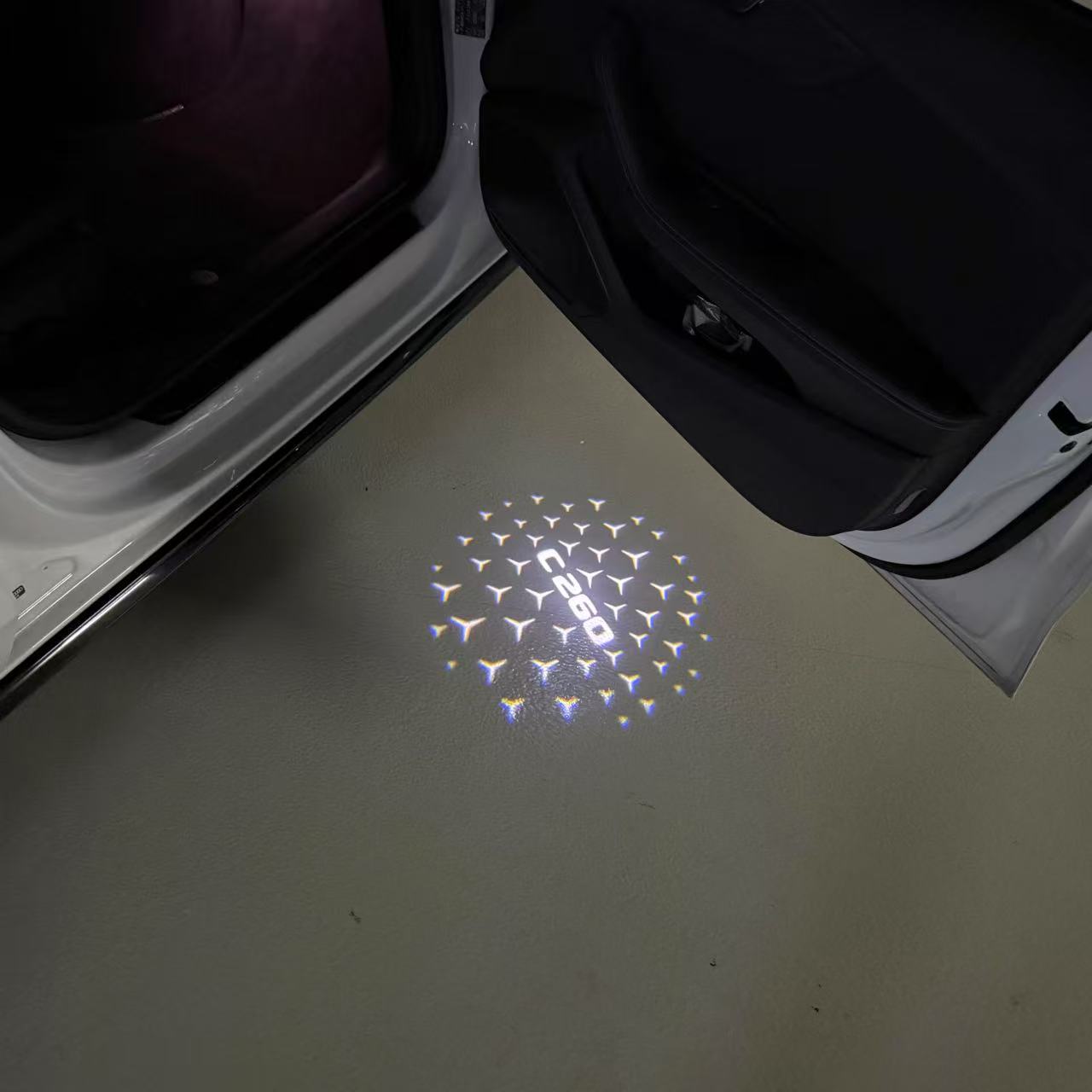 MERCEDES BENZ C260 LOGO PROJECTOT LIGHTS  (quantity 1 = 1 set /2 door lights with 2 logo films)Nr.02M55