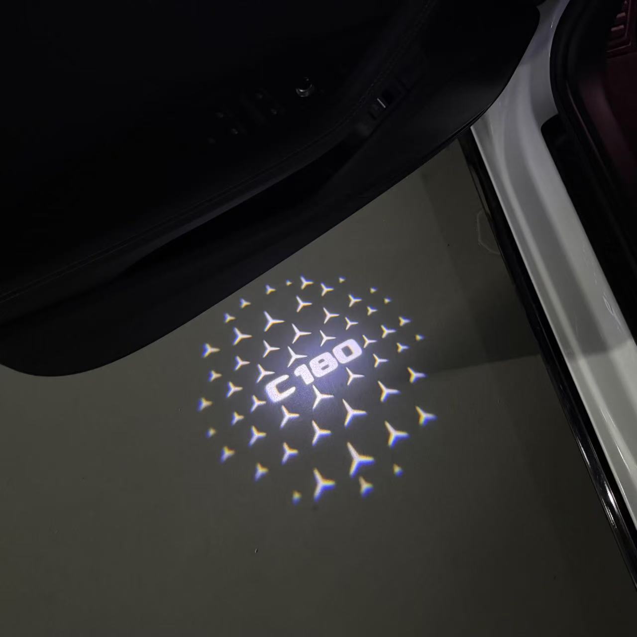 MERCEDES BENZ C180 LOGO PROJECTOT LIGHTS  (quantity 1 = 1 set /2 door lights with 2 logo films)Nr.02M51