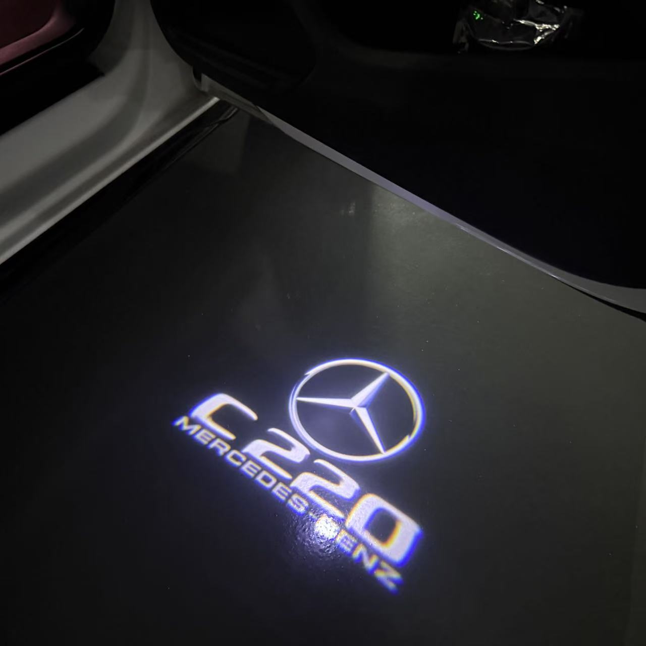 MERCEDES BENZ C220 LOGO PROJECTOT LIGHTS  (quantity 1 = 1 set /2 door lights with 2 logo films)Nr.02M49
