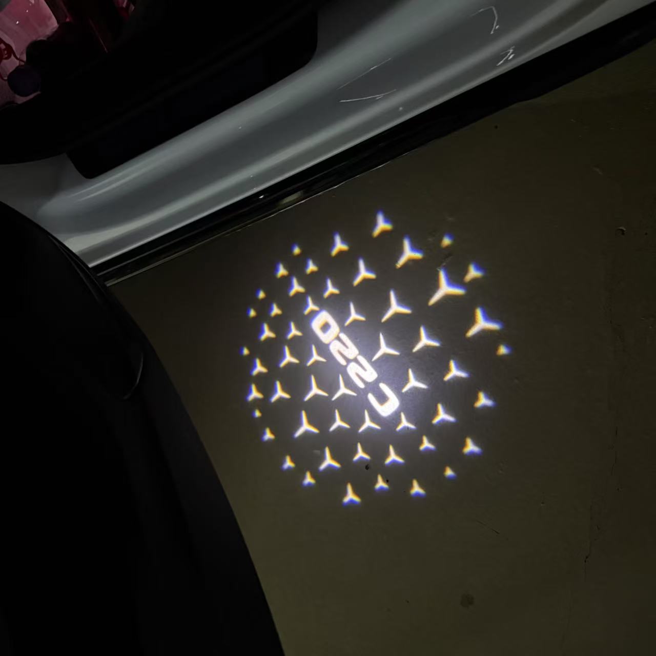 MERCEDES BENZ C220 LOGO PROJECTOT LIGHTS  (quantity 1 = 1 set /2 door lights with 2 logo films)Nr.02M52