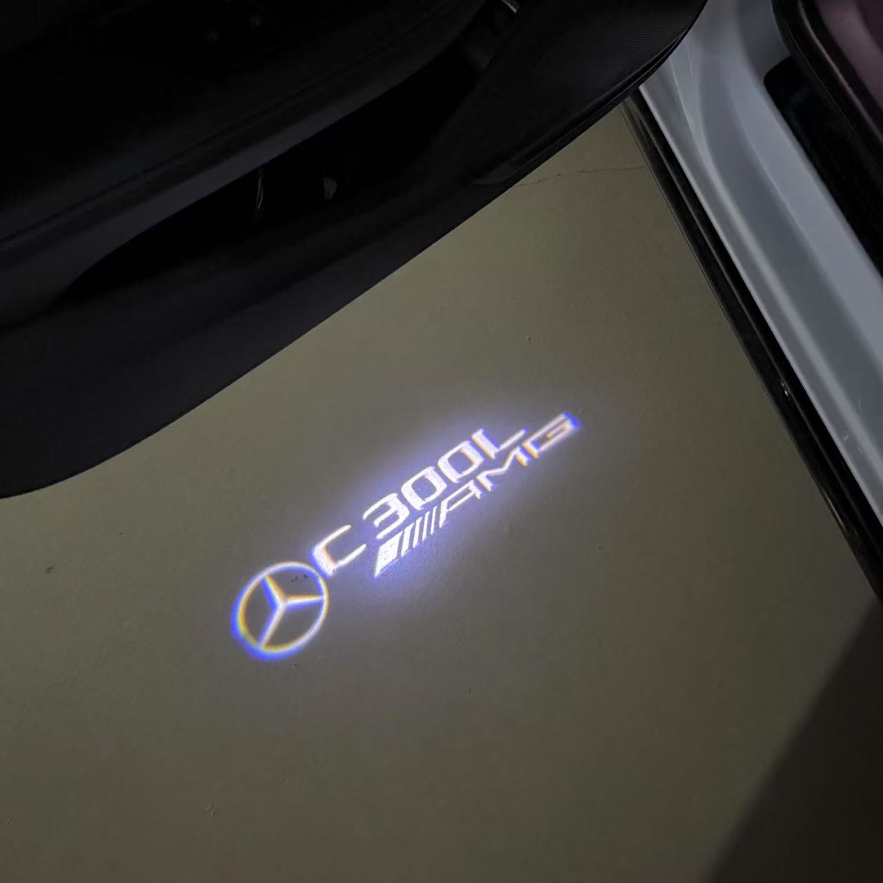 MERCEDES BENZ C300L LOGO PROJECTOT LIGHTS  (quantity 1 = 1 set /2 door lights with 2 logo films)Nr.02M43