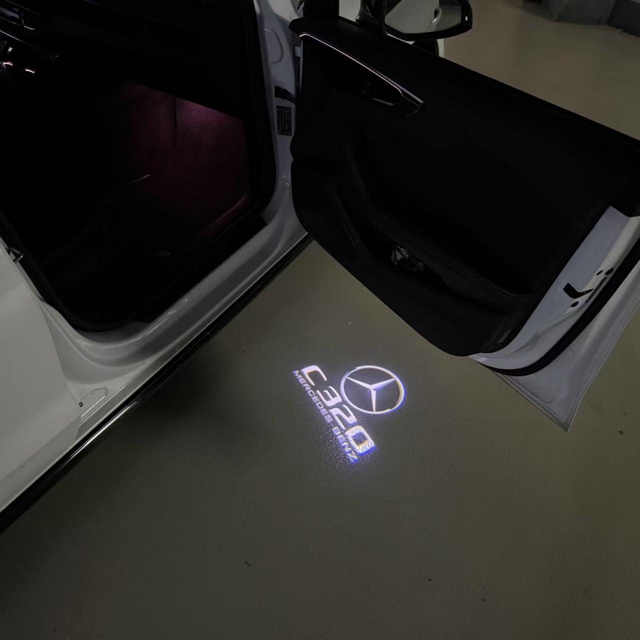 MERCEDES BENZ C320 LOGO PROJECTOT LIGHTS  (quantity 1 = 1 set /2 door lights with 2 logo films)Nr.02M47