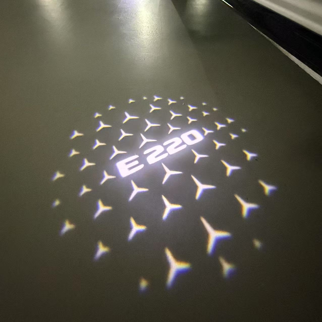 MERCEDES BENZ E220 LOGO PROJECTOT LIGHTS  (quantity 1 = 1 set /2 door lights with 2 logo films)Nr.02M90