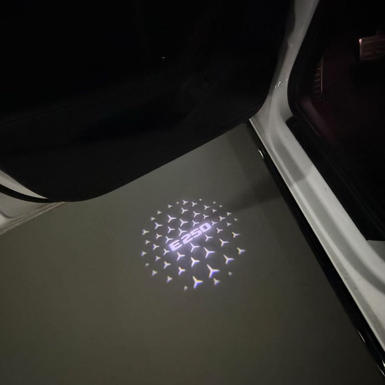 MERCEDES BENZ E250 LOGO PROJECTOT LIGHTS  (quantity 1 = 1 set /2 door lights with 2 logo films)Nr.02M86