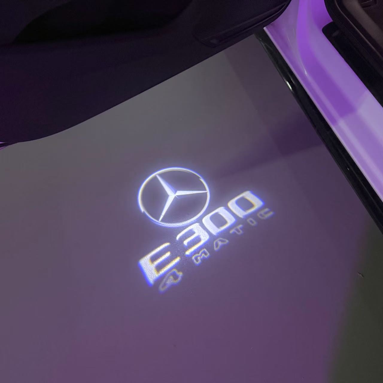 MERCEDES BENZ E300 LOGO PROJECTOT LIGHTS  (quantity 1 = 1 set /2 door lights with 2 logo films)Nr.02M85