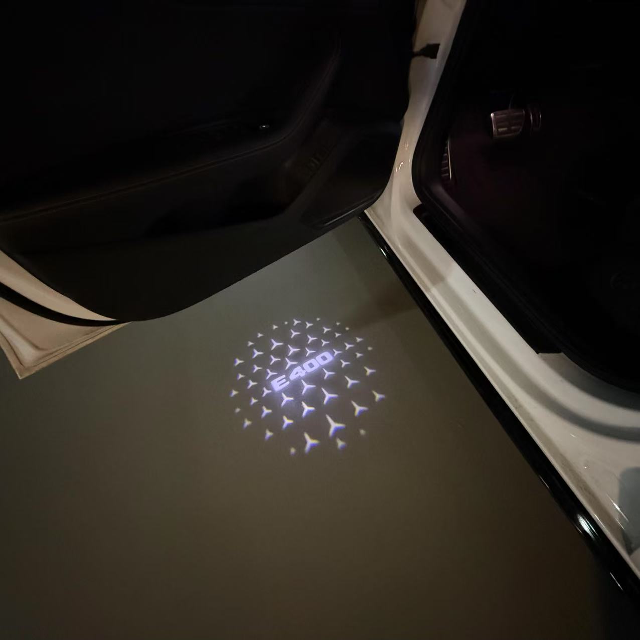 MERCEDES BENZ E400 LOGO PROJECTOT LIGHTS  (quantity 1 = 1 set /2 door lights with 2 logo films)Nr.02M102