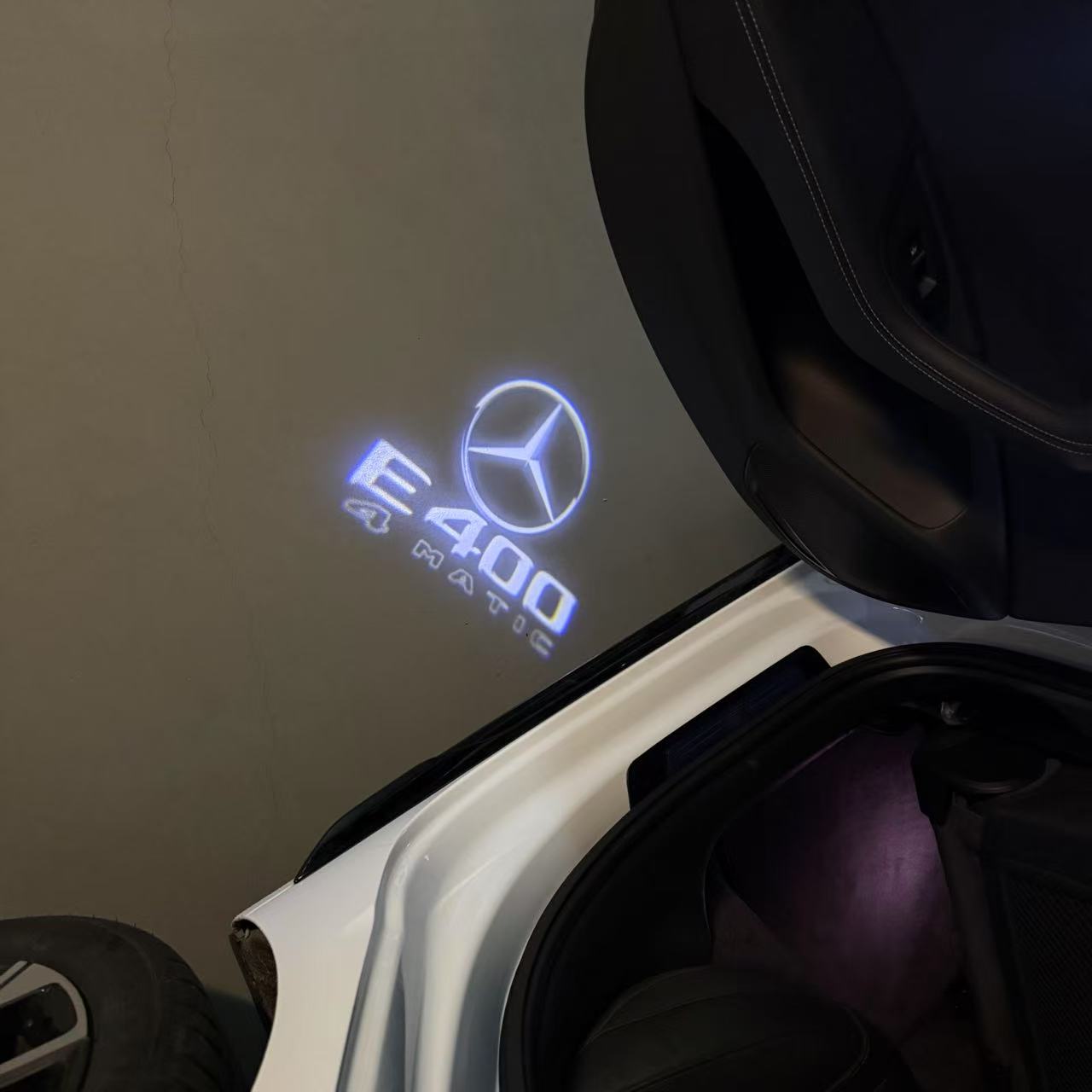 MERCEDES BENZ E400 LOGO PROJECTOT LIGHTS  (quantity 1 = 1 set /2 door lights with 2 logo films)Nr.02M84