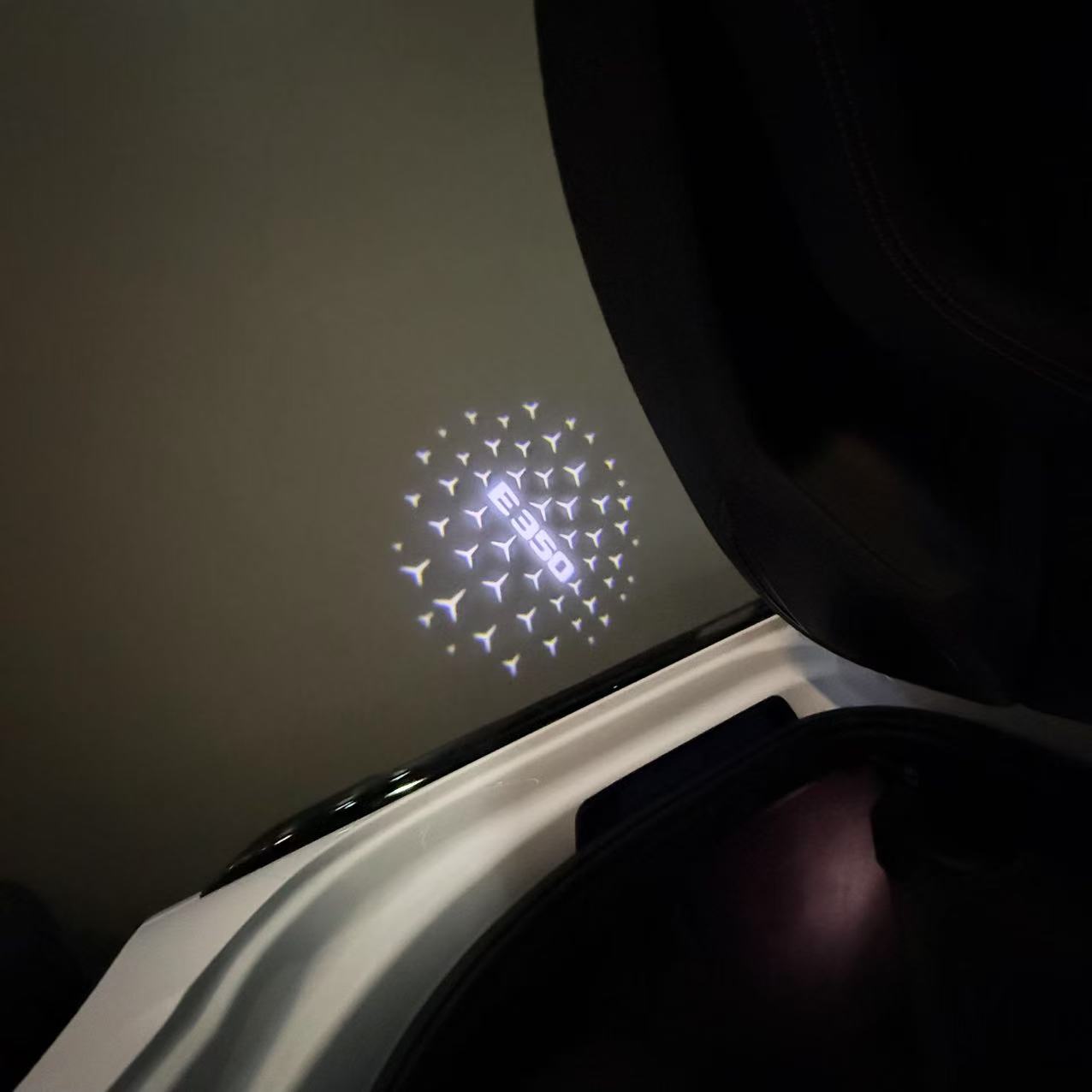 MERCEDES BENZ E350 LOGO PROJECTOT LIGHTS  (quantity 1 = 1 set /2 door lights with 2 logo films)Nr.02M79