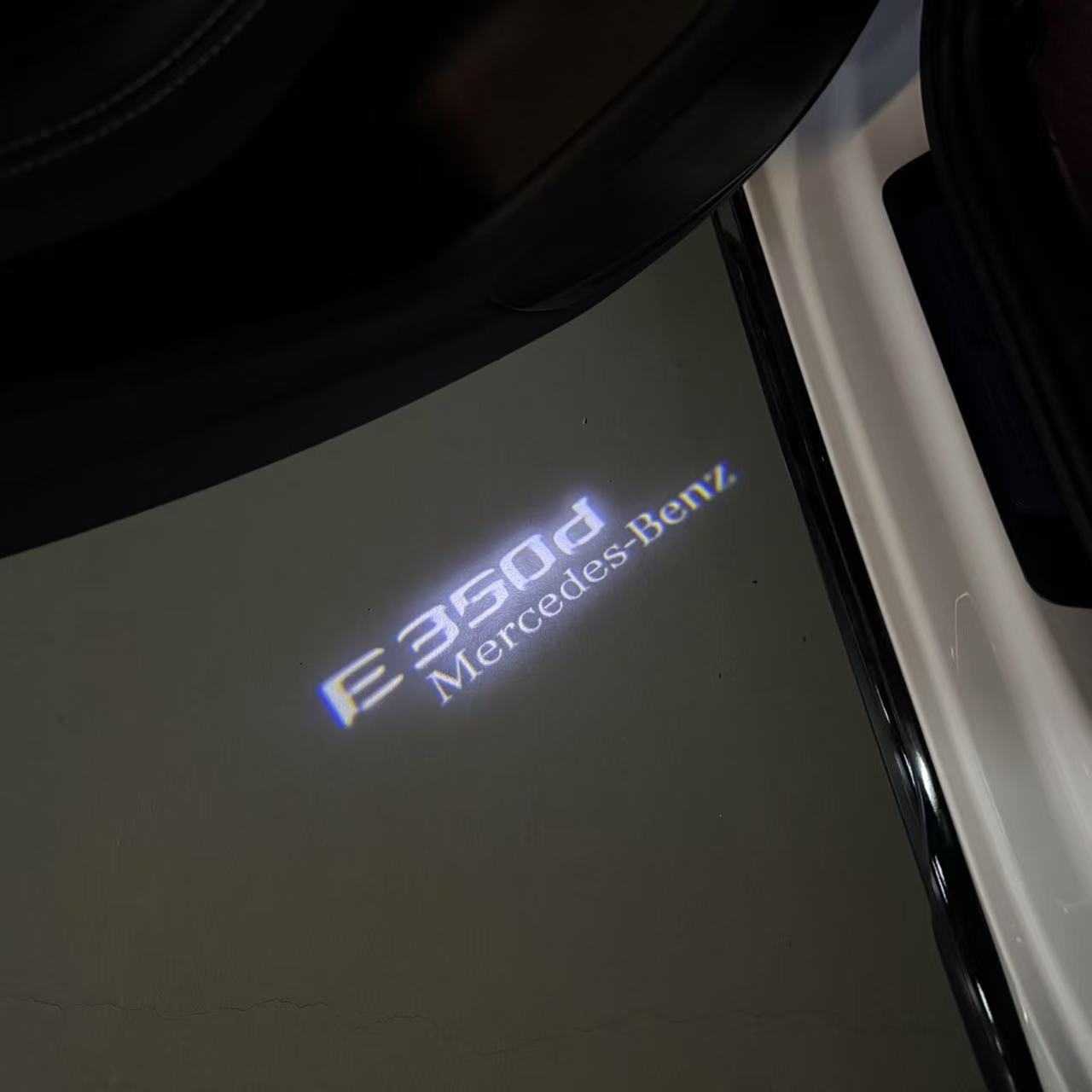 MERCEDES BENZ E350d LOGO PROJECTOT LIGHTS  (quantity 1 = 1 set /2 door lights with 2 logo films)Nr.02M74