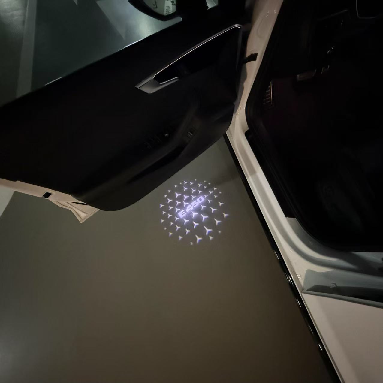 MERCEDES BENZ E450 LOGO PROJECTOT LIGHTS  (quantity 1 = 1 set /2 door lights with 2 logo films)Nr.02M89