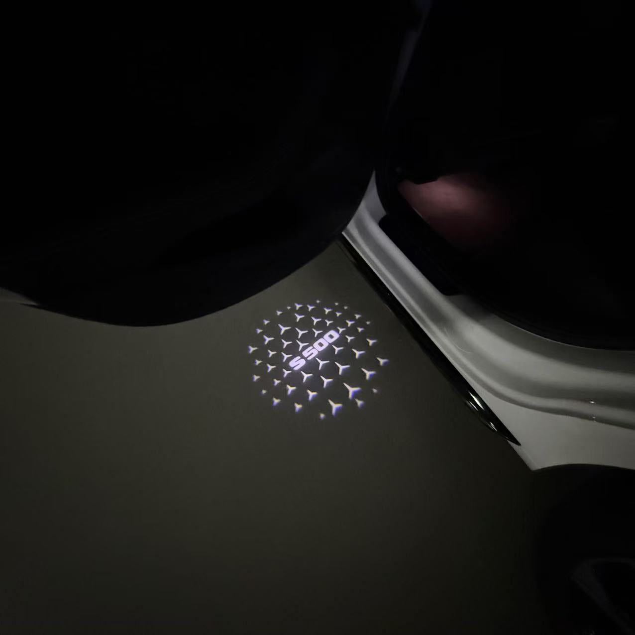 MERCEDES BENZ S500 LOGO PROJECTOT LIGHTS  (quantity 1 = 1 set /2 door lights with 2 logo films)Nr.02M35