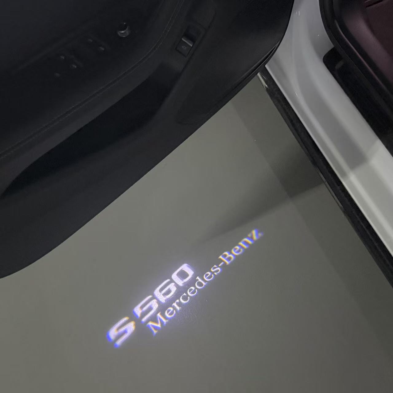 MERCEDES BENZ S560 LOGO PROJECTOT LIGHTS  (quantity 1 = 1 set /2 door lights with 2 logo films)Nr.02M29